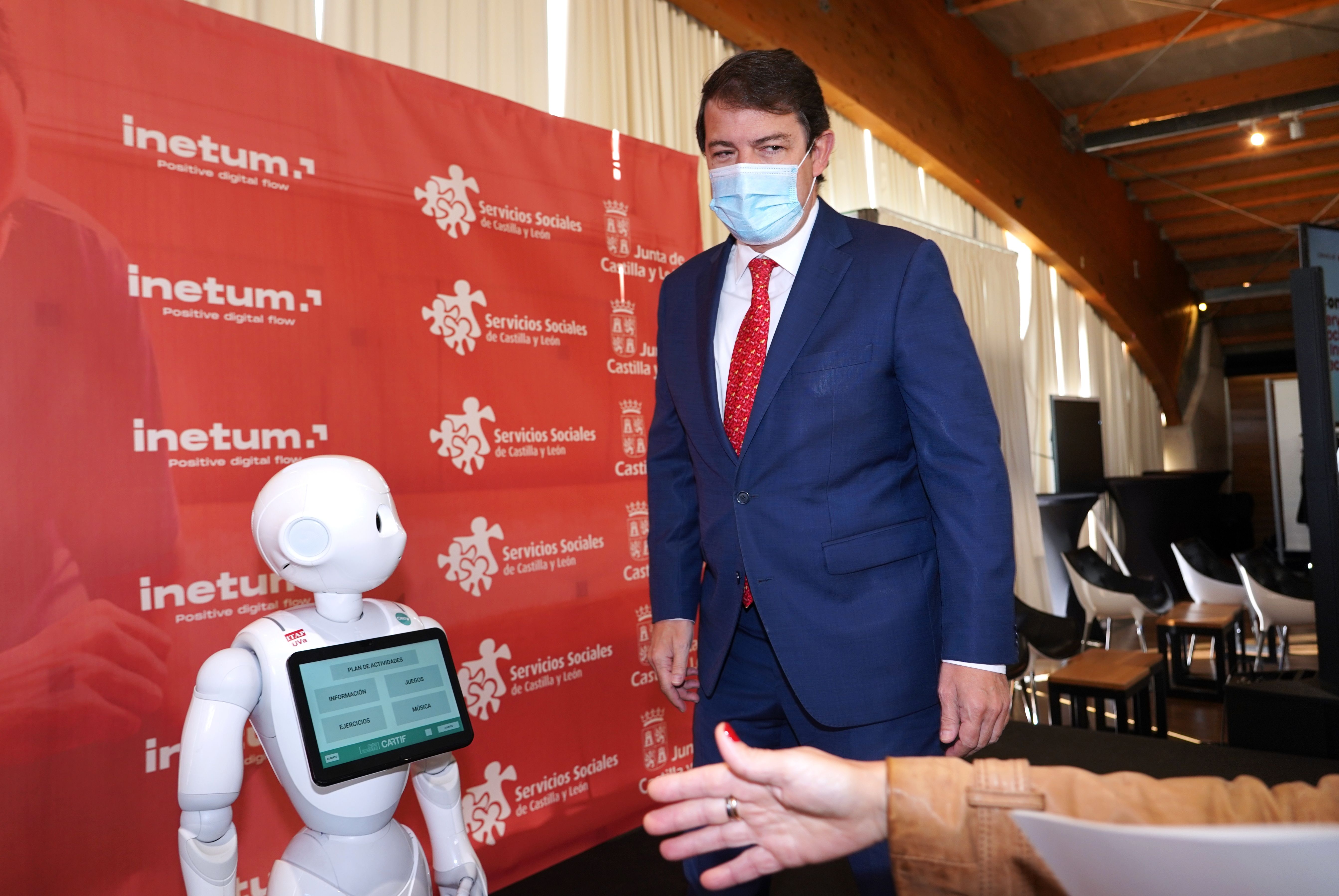 El presidente de la Junta, durante la inauguración del Congreso Nacional de Servicios Sociales e Innovación Tecnológica. ICAL