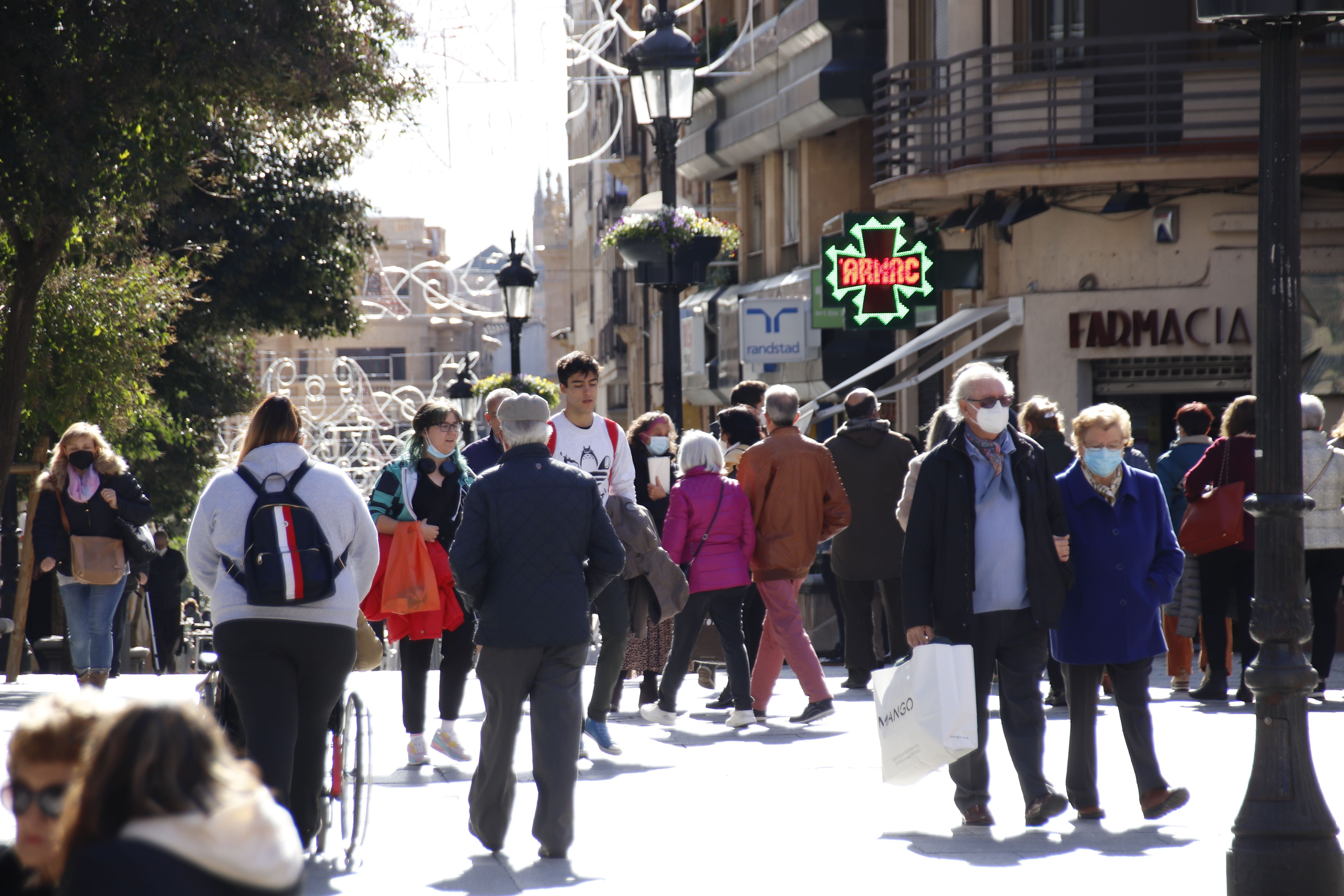 Gente paseando por la Calle Zamora 