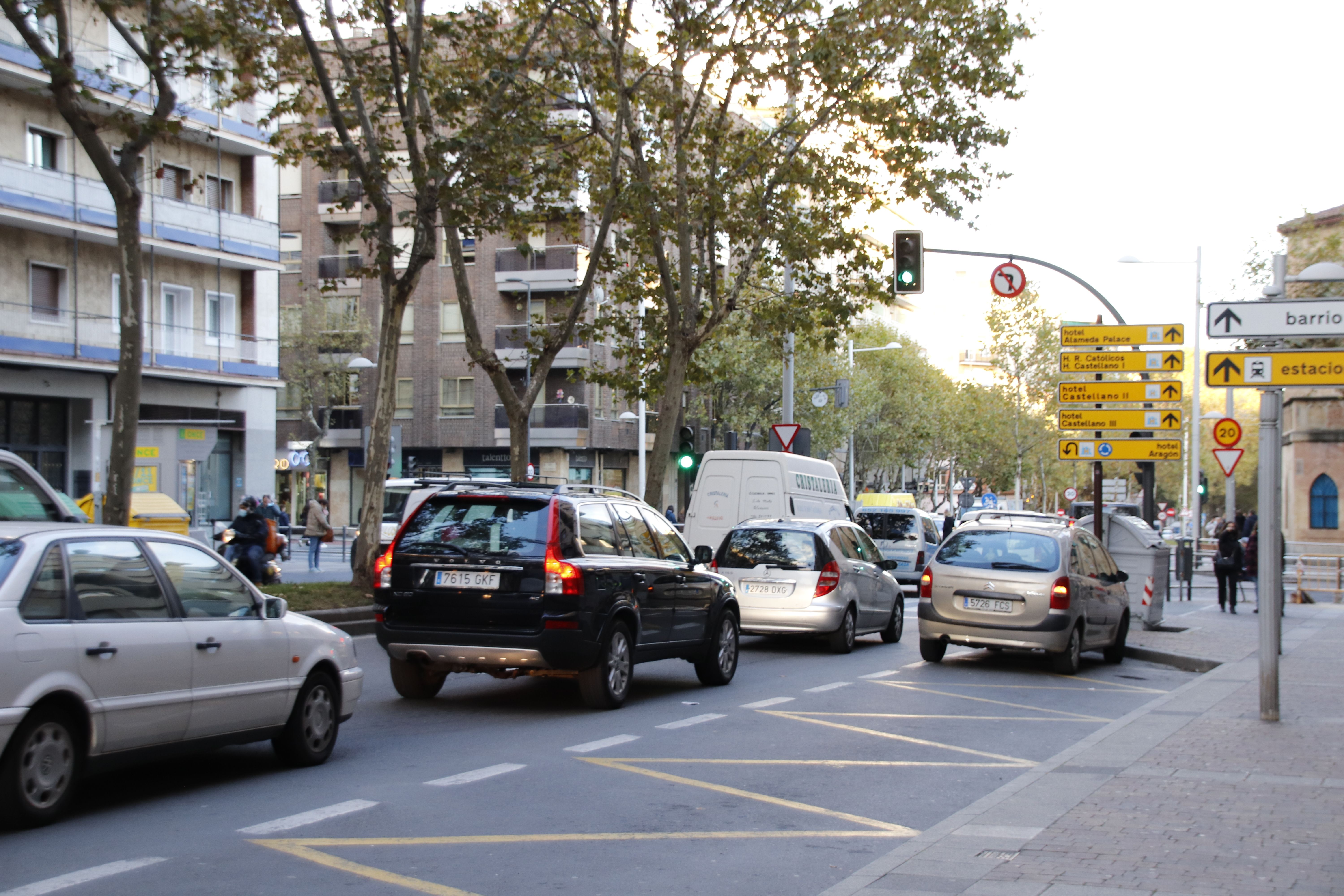 Carretera de la avenida de Portugal con coches, en una foto de archivo