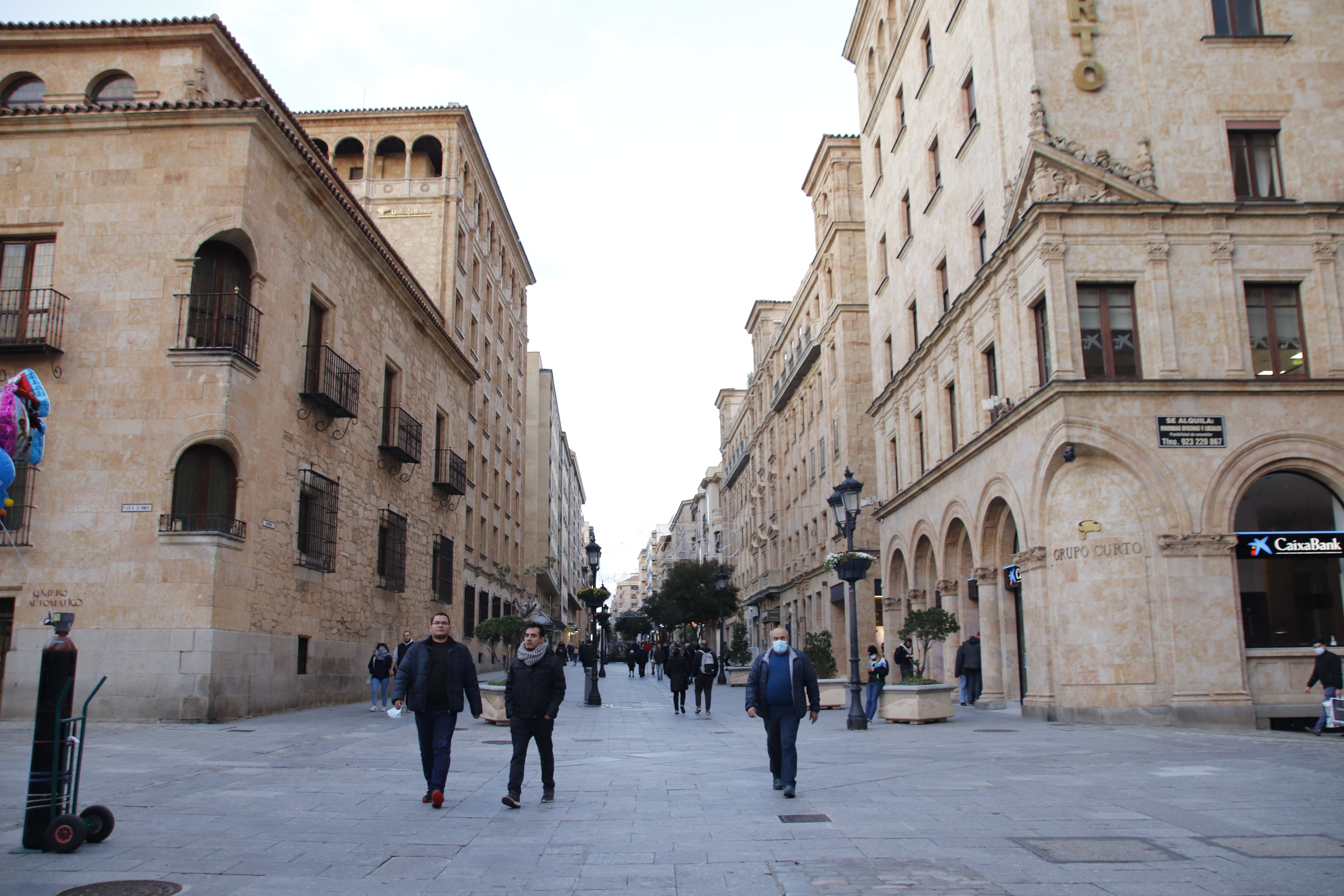 Gente paseando por la calle Zamora 