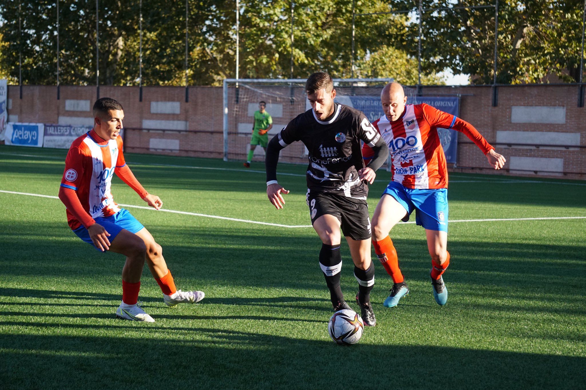 Jairo controla ante Uña / FOTO SALAMANCA CF UDS