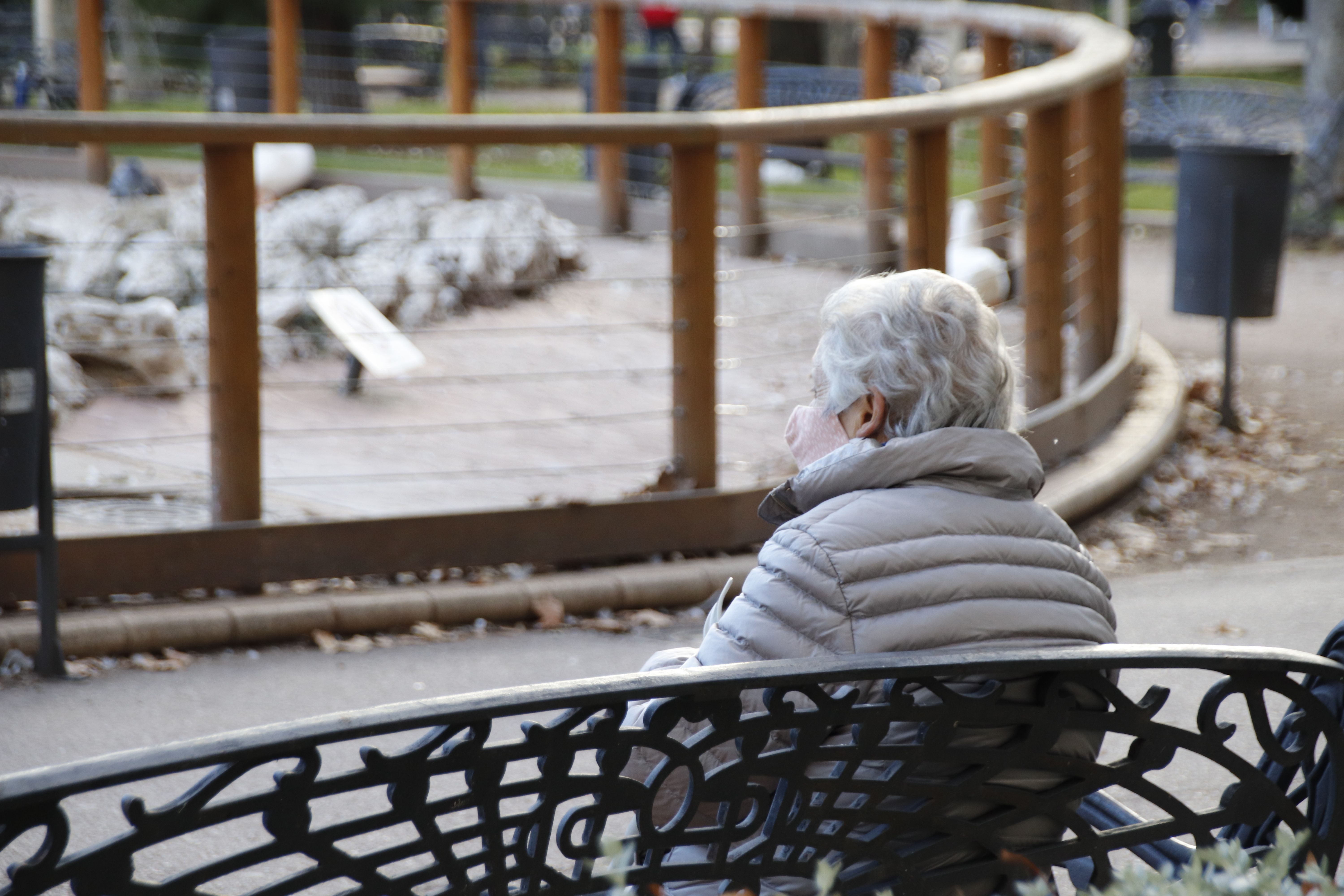 Anciana sentada en un banco de la Alamedilla