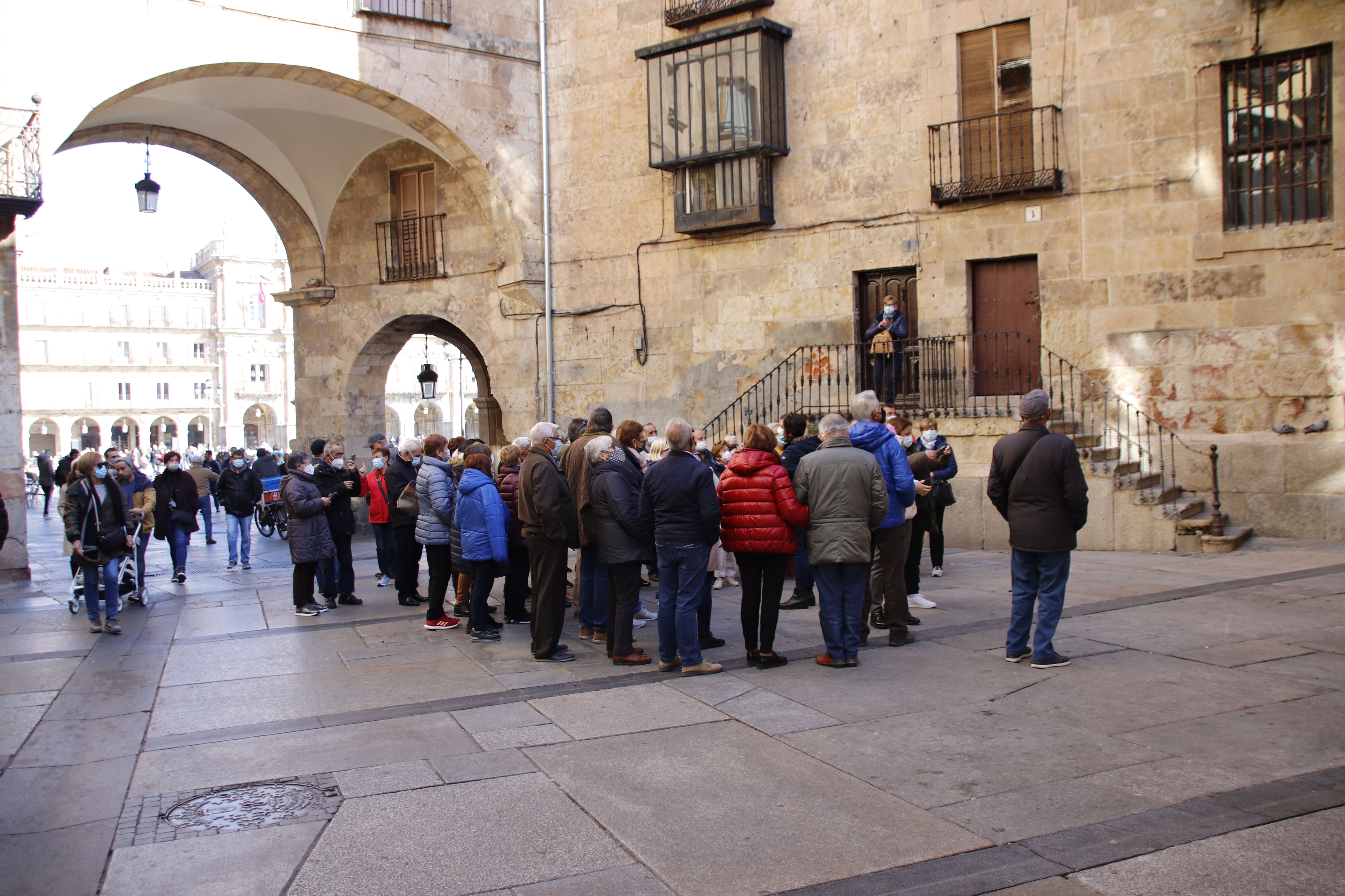 Turistas junto a la Plaza Mayor 