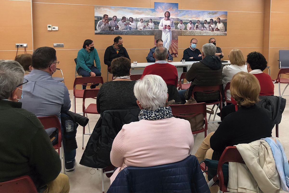 El centro parroquial de Peñaranda ha acogido una mesa redonda dentro de la I Semana de pastoral social de la Diócesis