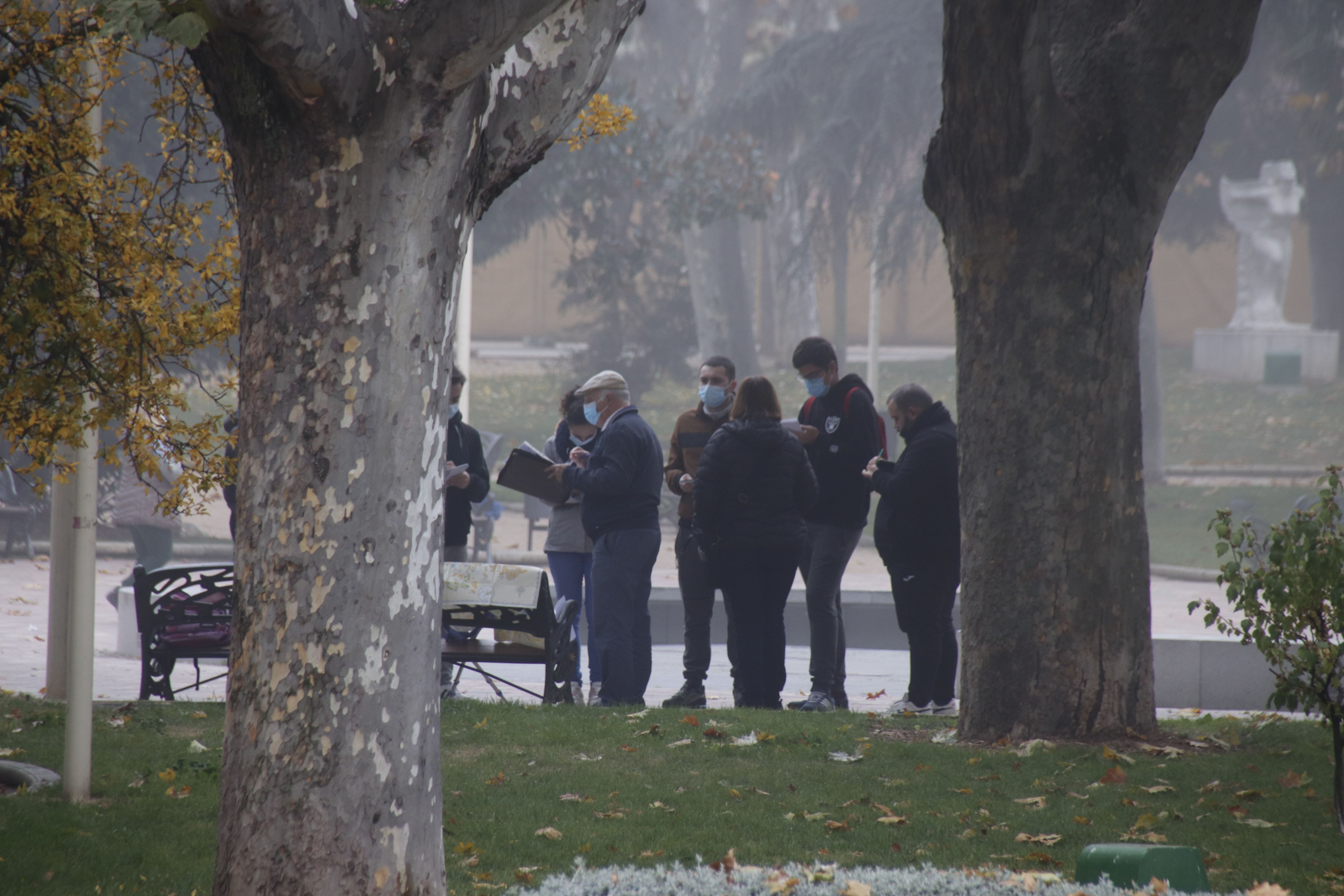 Gente en el parque de la Alamedilla en invierno con frío