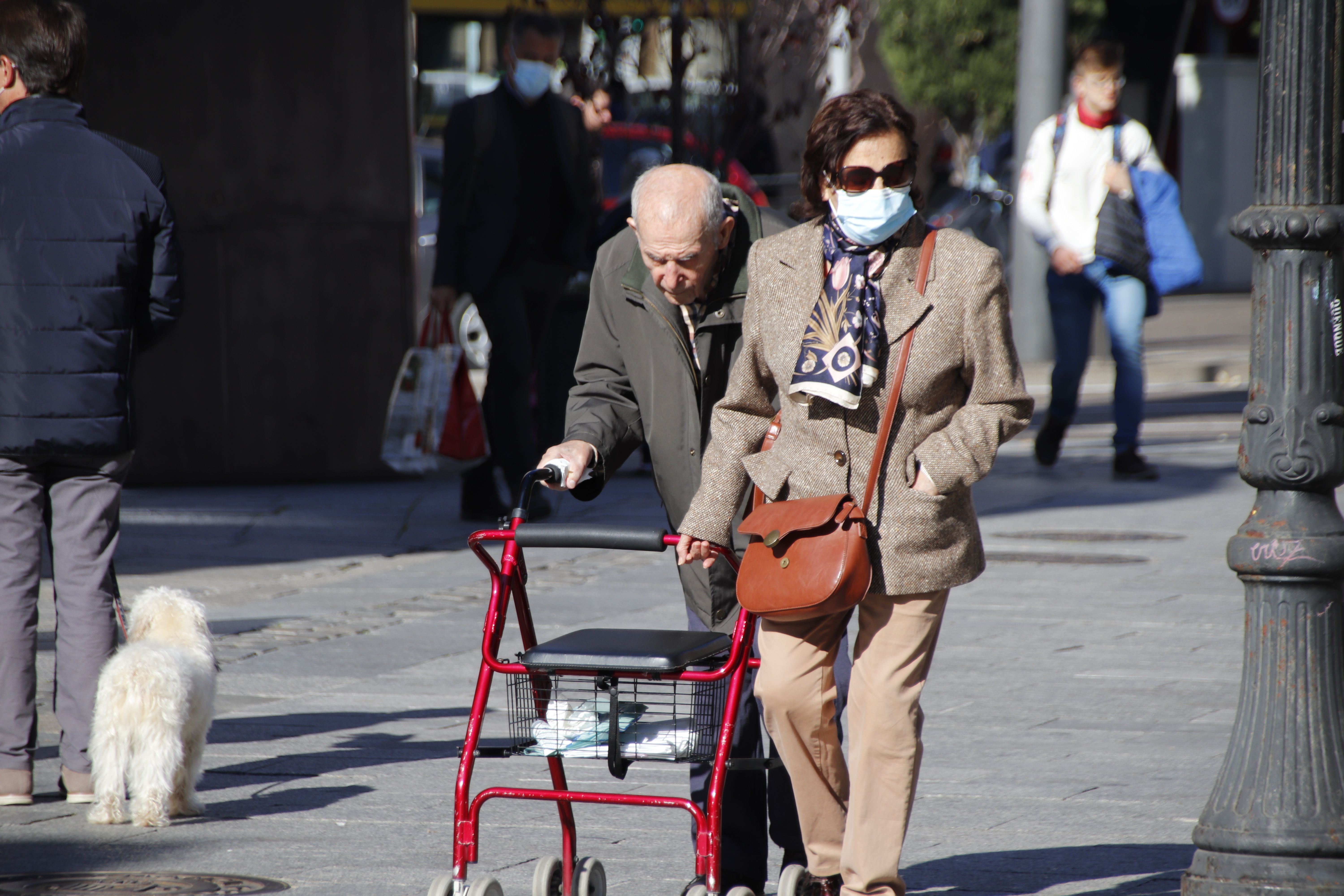 Gente mayor paseando por la Calle Zamora en invierno