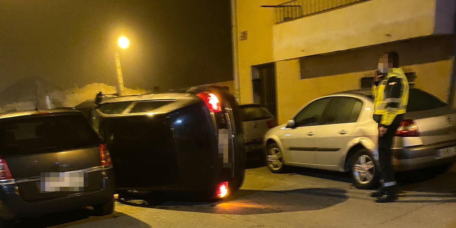 Coche volcado en Alba de Tormes. Foto SALAMANCA24HORAS.