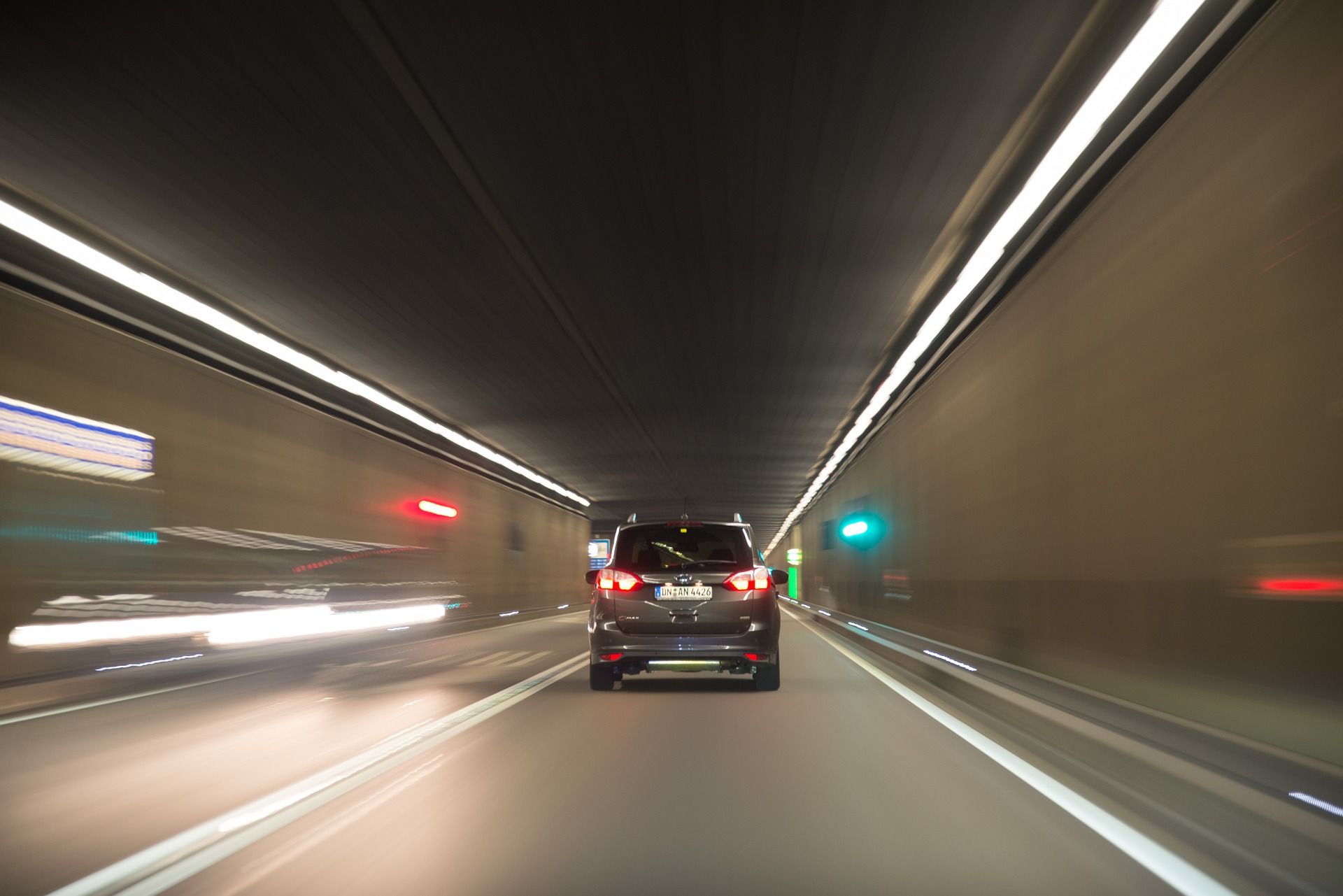 Coche en un túnel. Pixabay.