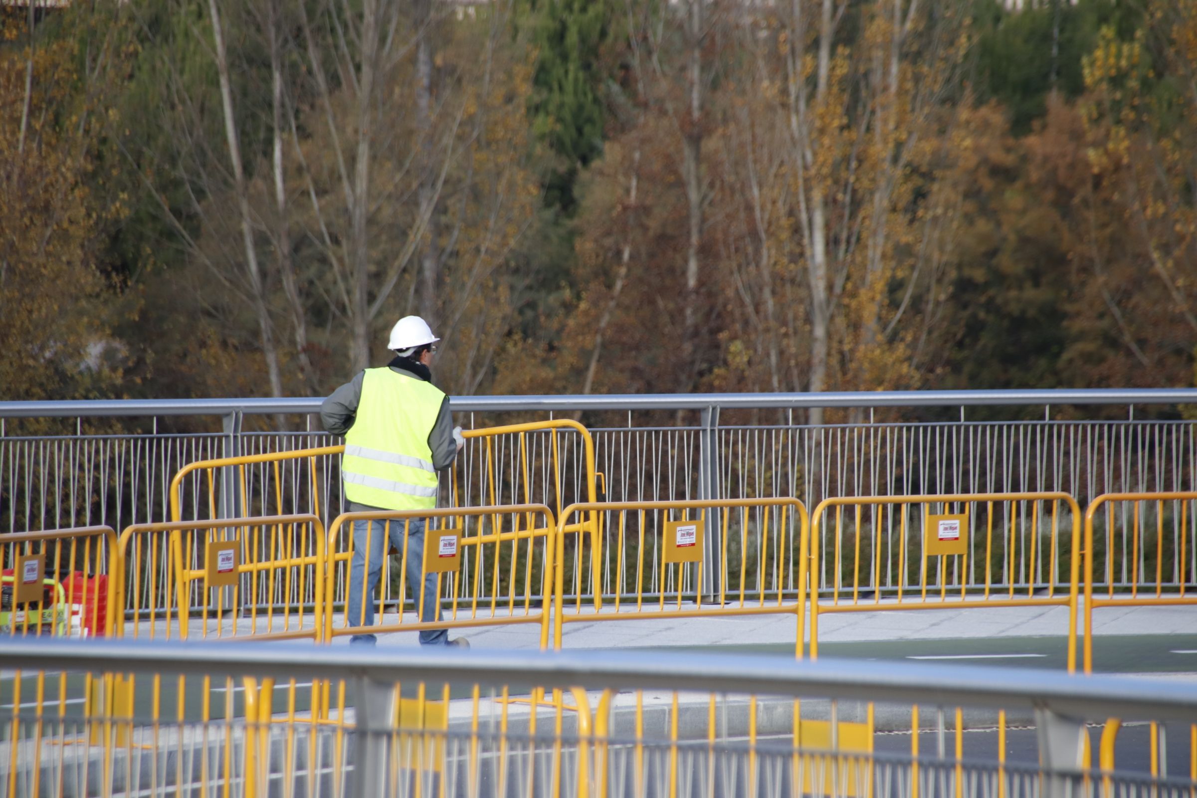 Obras de reparación de las baldosas en el vial del nuevo Hospital