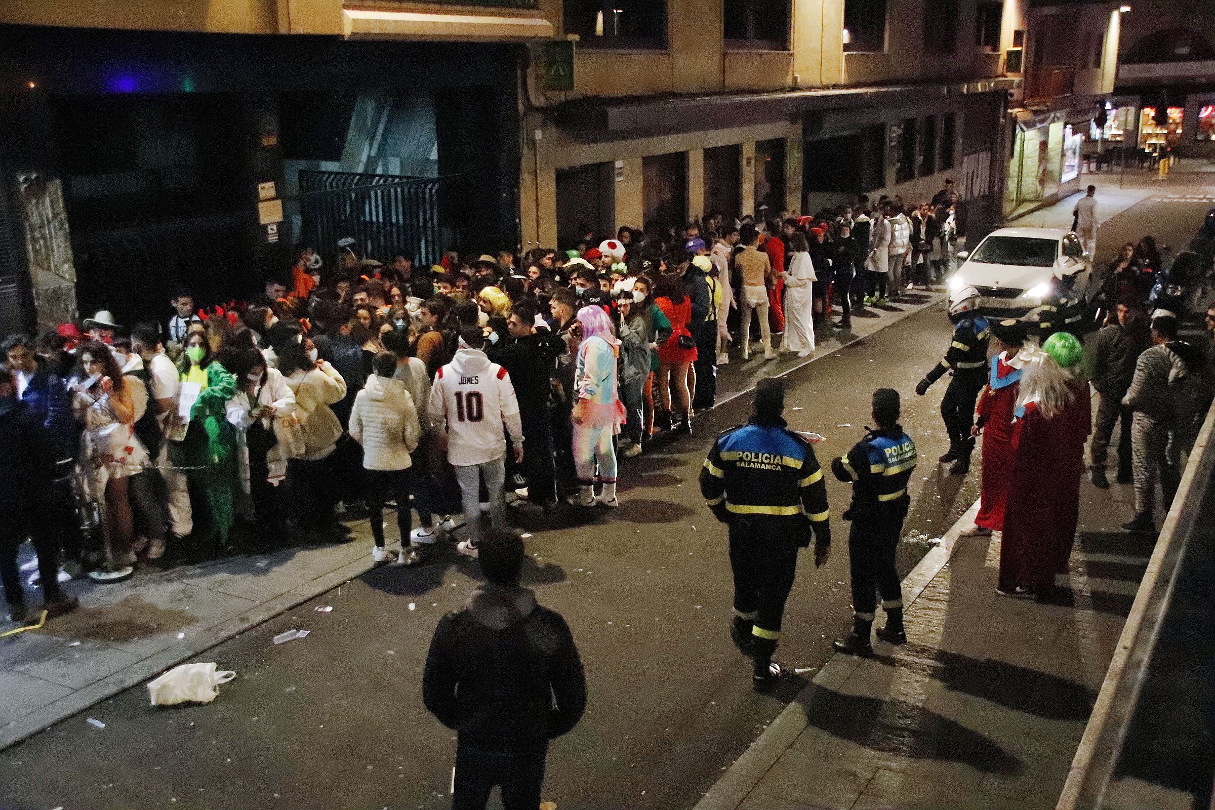 Policía local por la noche en San Alberto 2021.