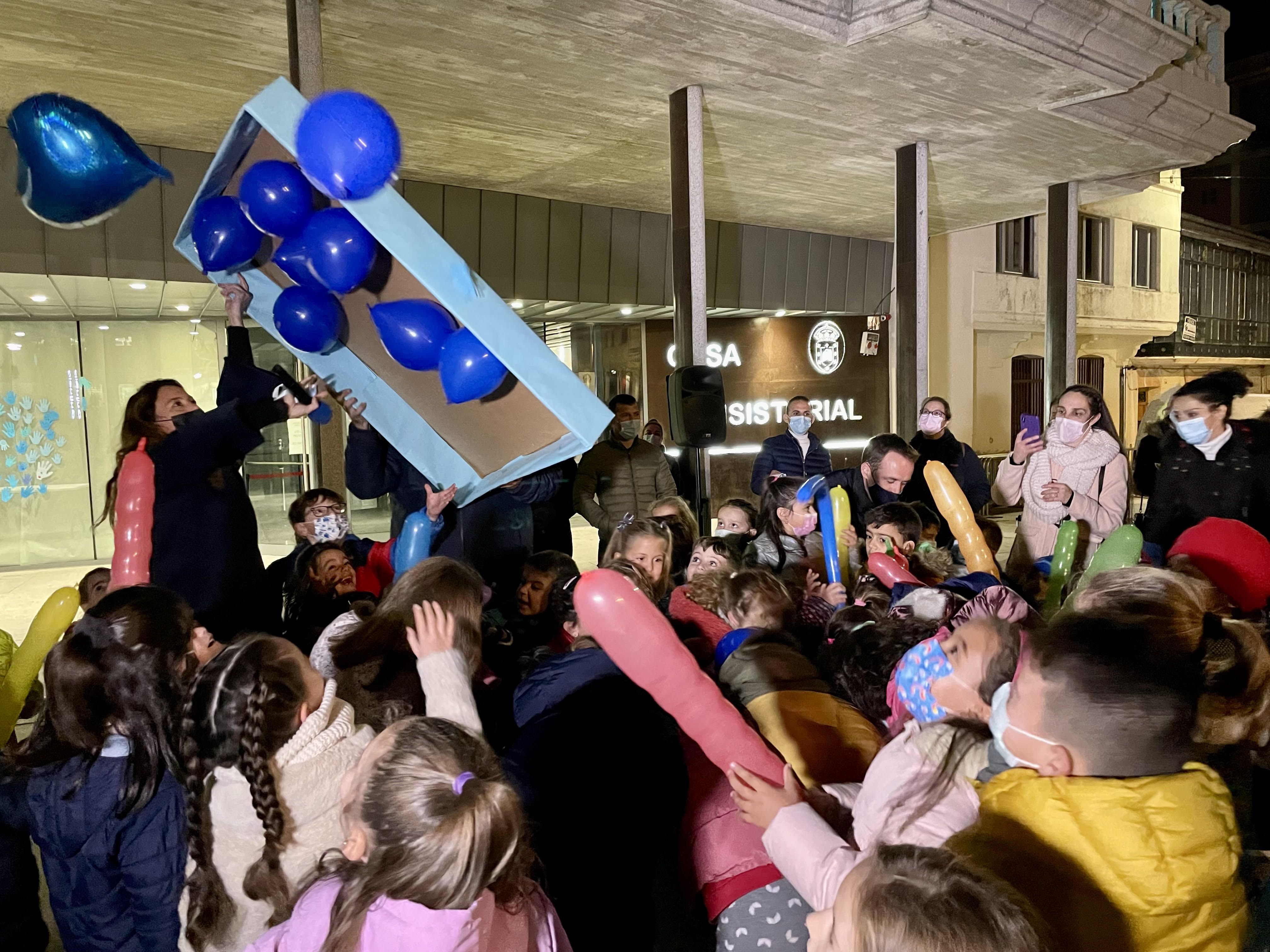 Suelta de globos azules durante la celebración en Guijuelo del Día del Niño