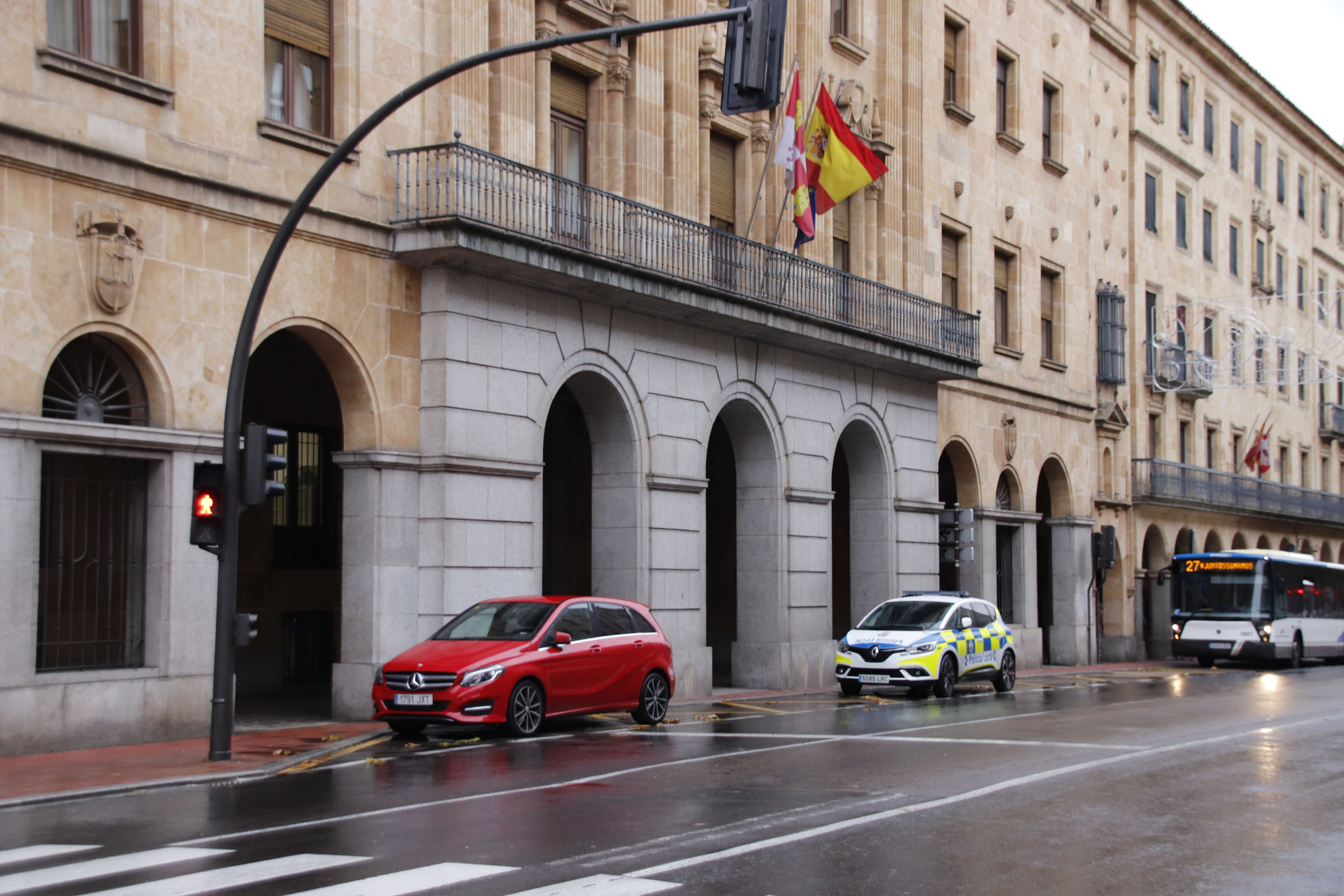 Policía local en Gran Vía, junto a la Audiencia Provincial