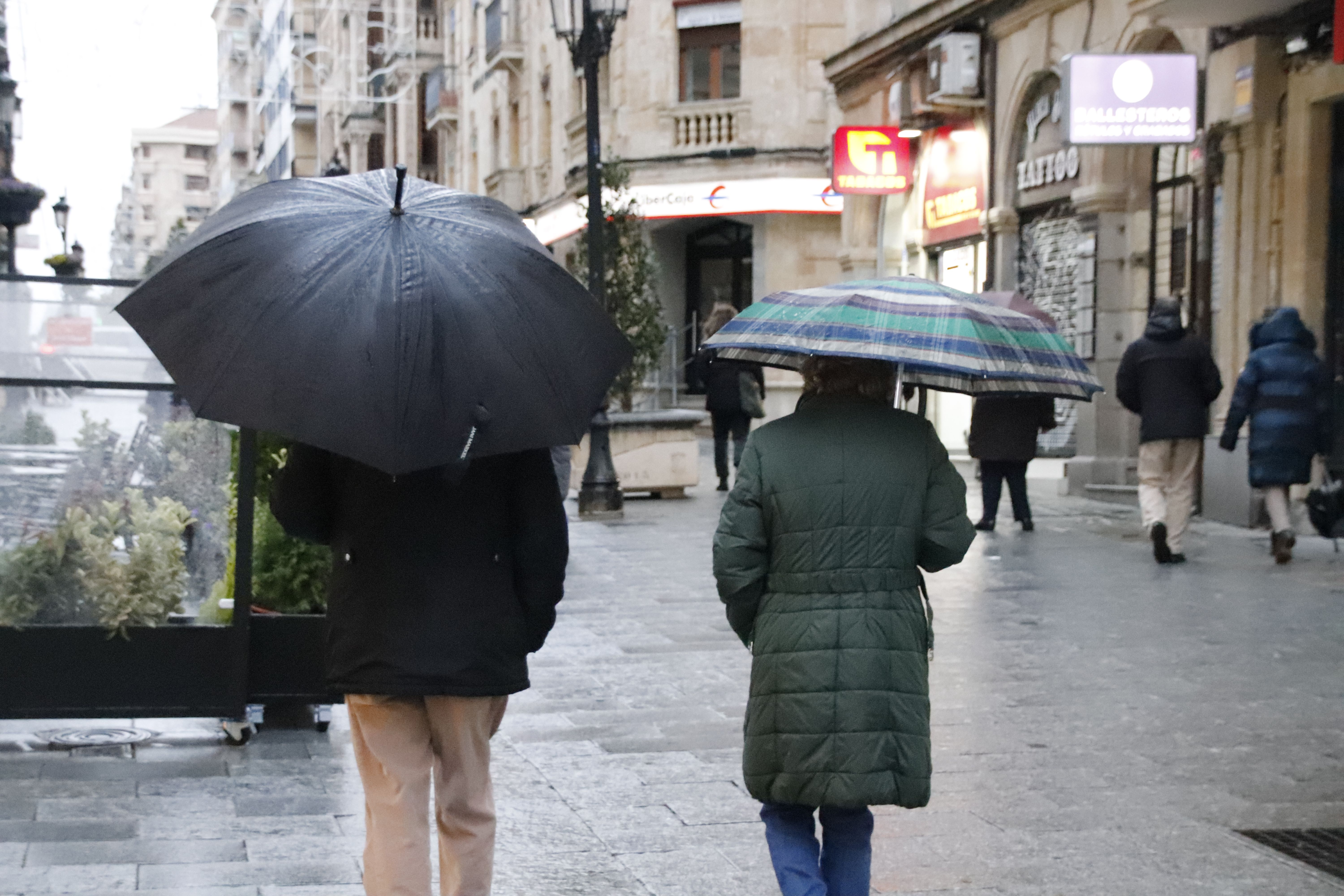 Gente paseando en invierno 