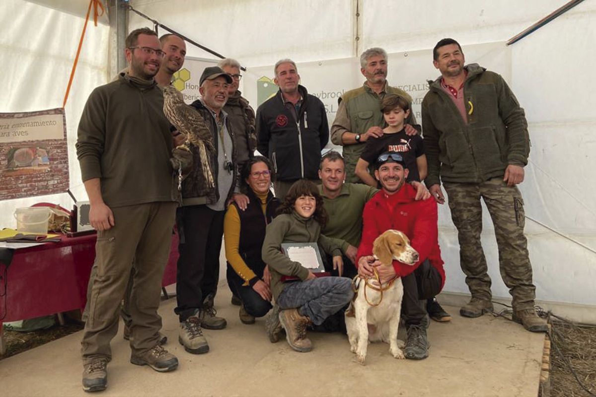 Algunos de los ganadores en el Torneo regional de cetrería disputado en Zorita de la Frontera