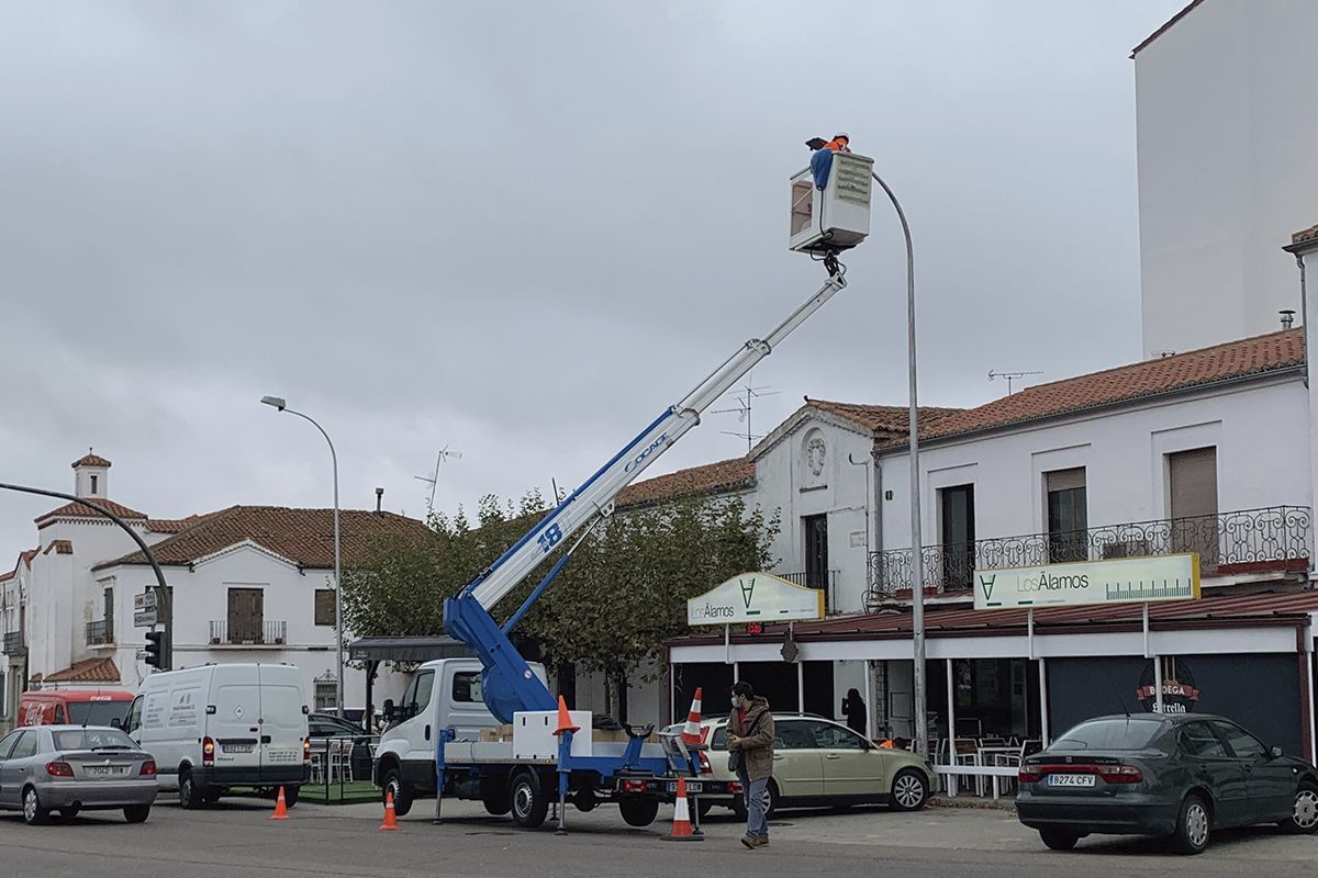 Operarios del Ayuntamiento de Peñaranda cambiando una de las luminarias en la Avenida de Salamanca