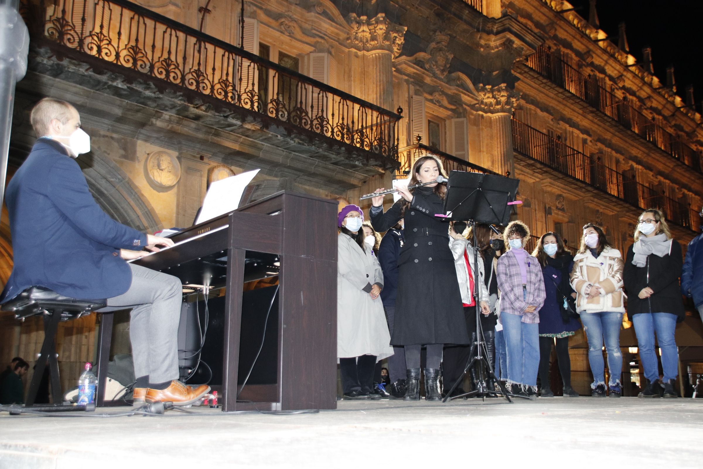 Plaza Mayor. Concentración por el 25  N del Ayuntamiento de Salamanca