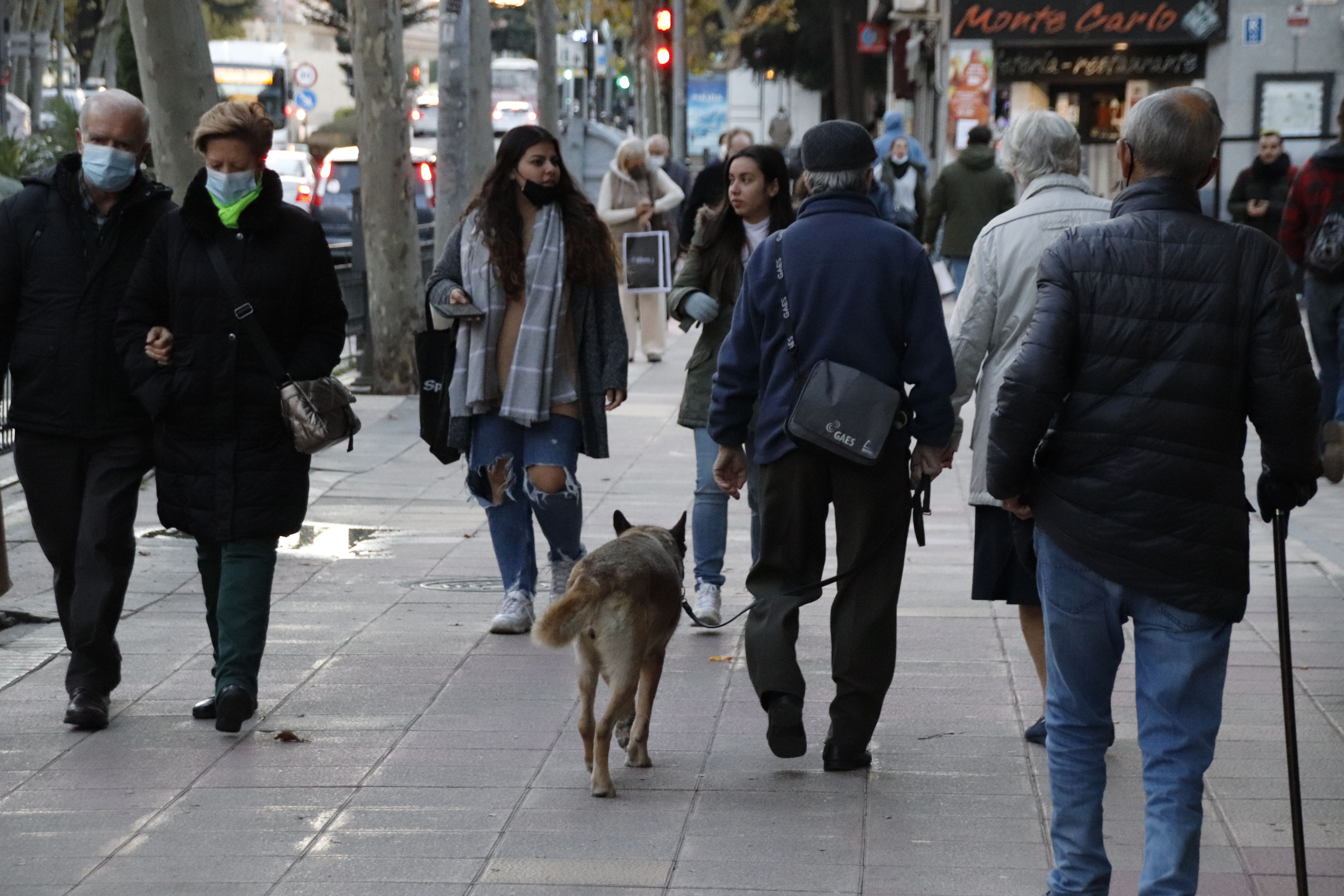 Gente paseando por la calle. FOTO S24H