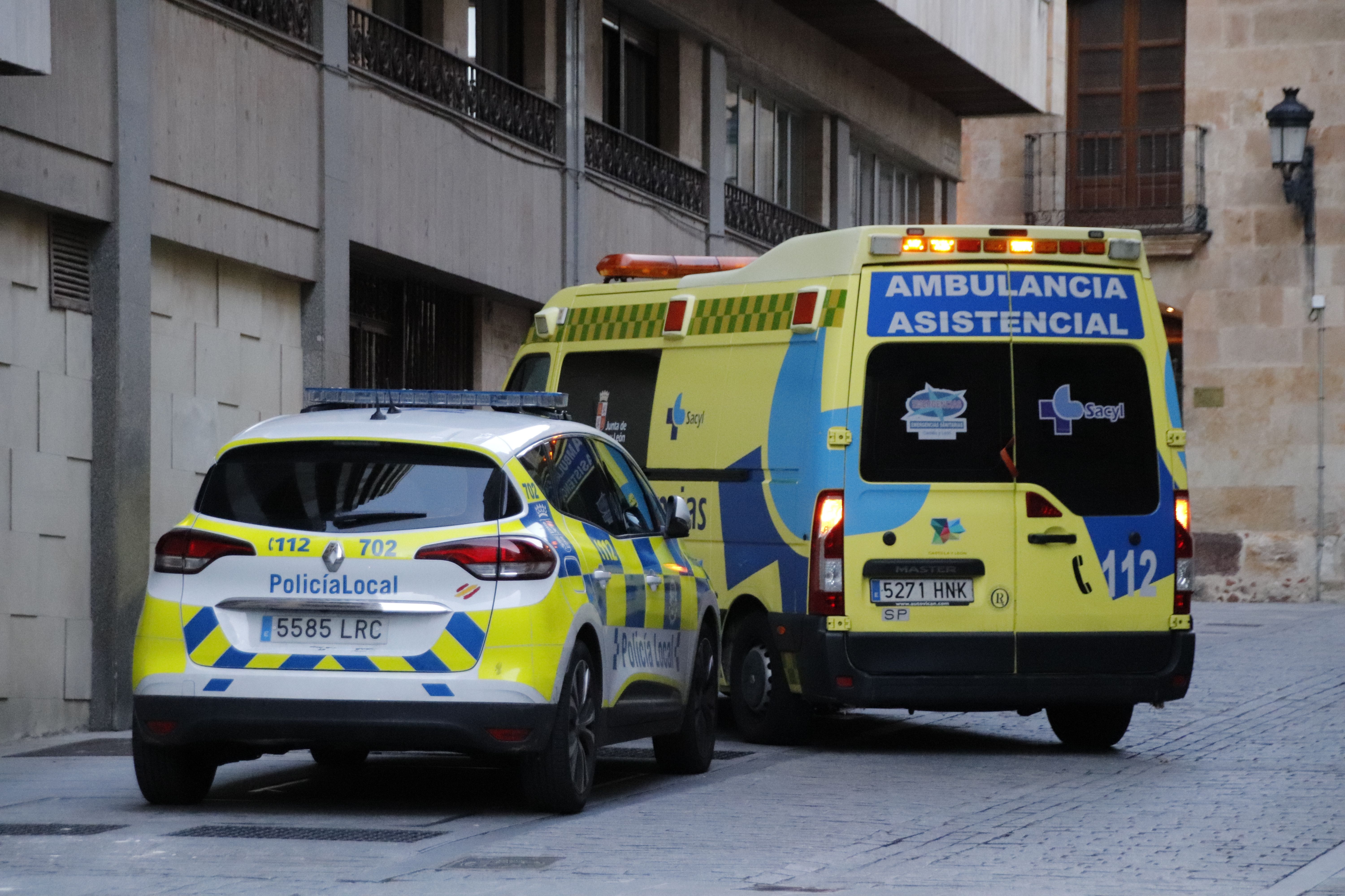 Ambulancia y policía local en Cuesta del Carmen