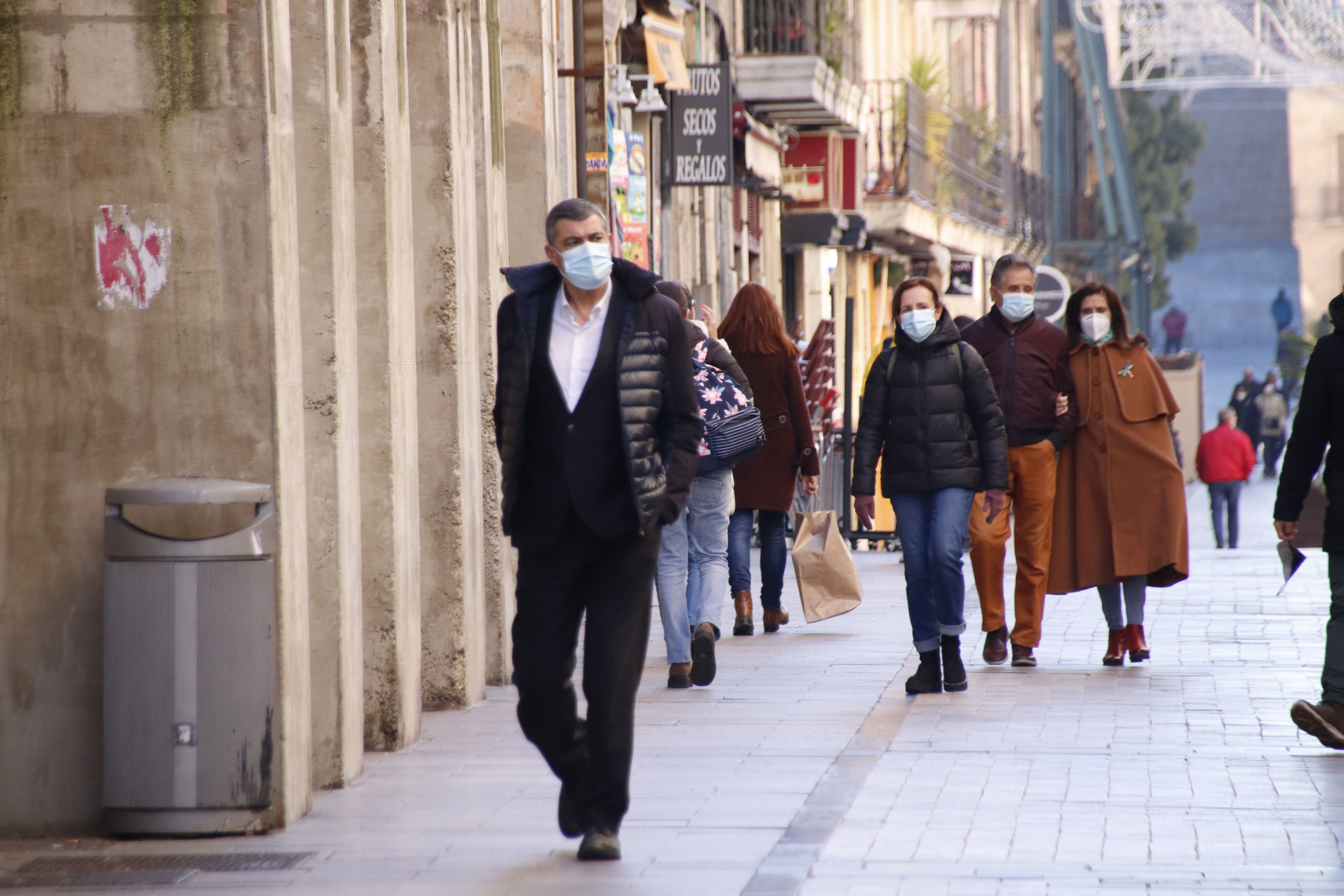 Gente paseando por la calle en Salamanca | FOTO S24H