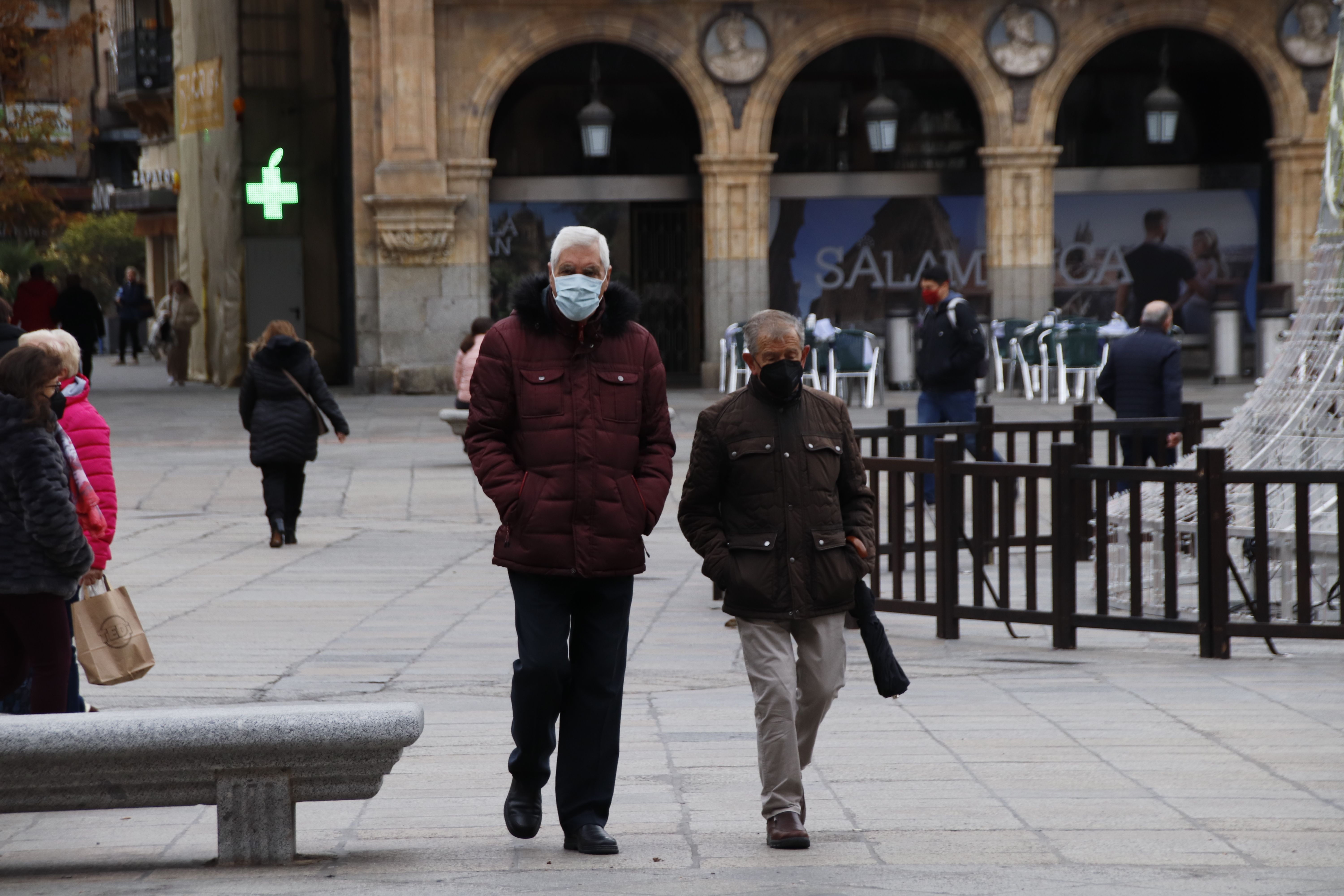 Gente paseando en la Plaza Mayor en invierno