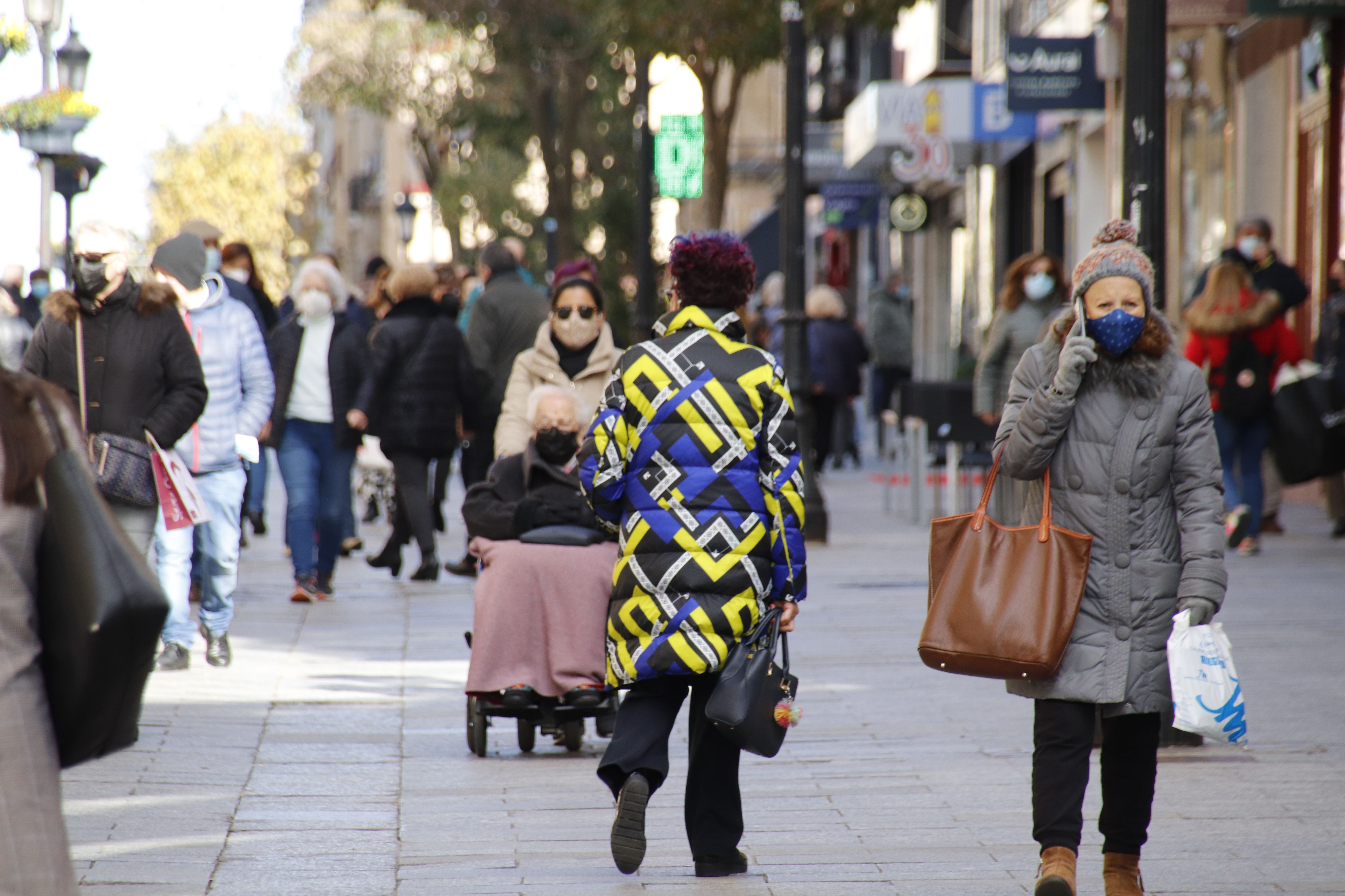 Gente paseando por la calle en invierno | FOTO S24H