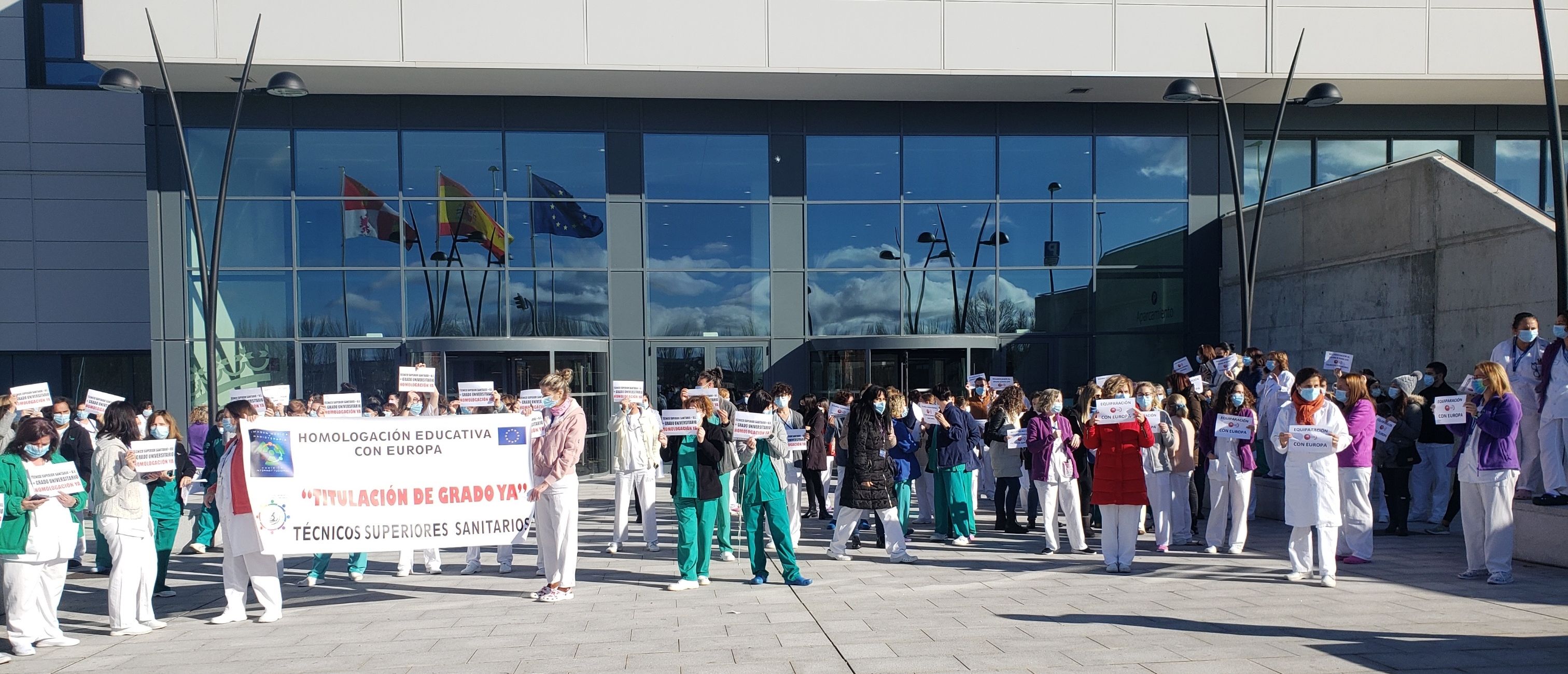 Concentración de de técnicos superiores sanitarios en las puertas del Hospital de Salamanca 