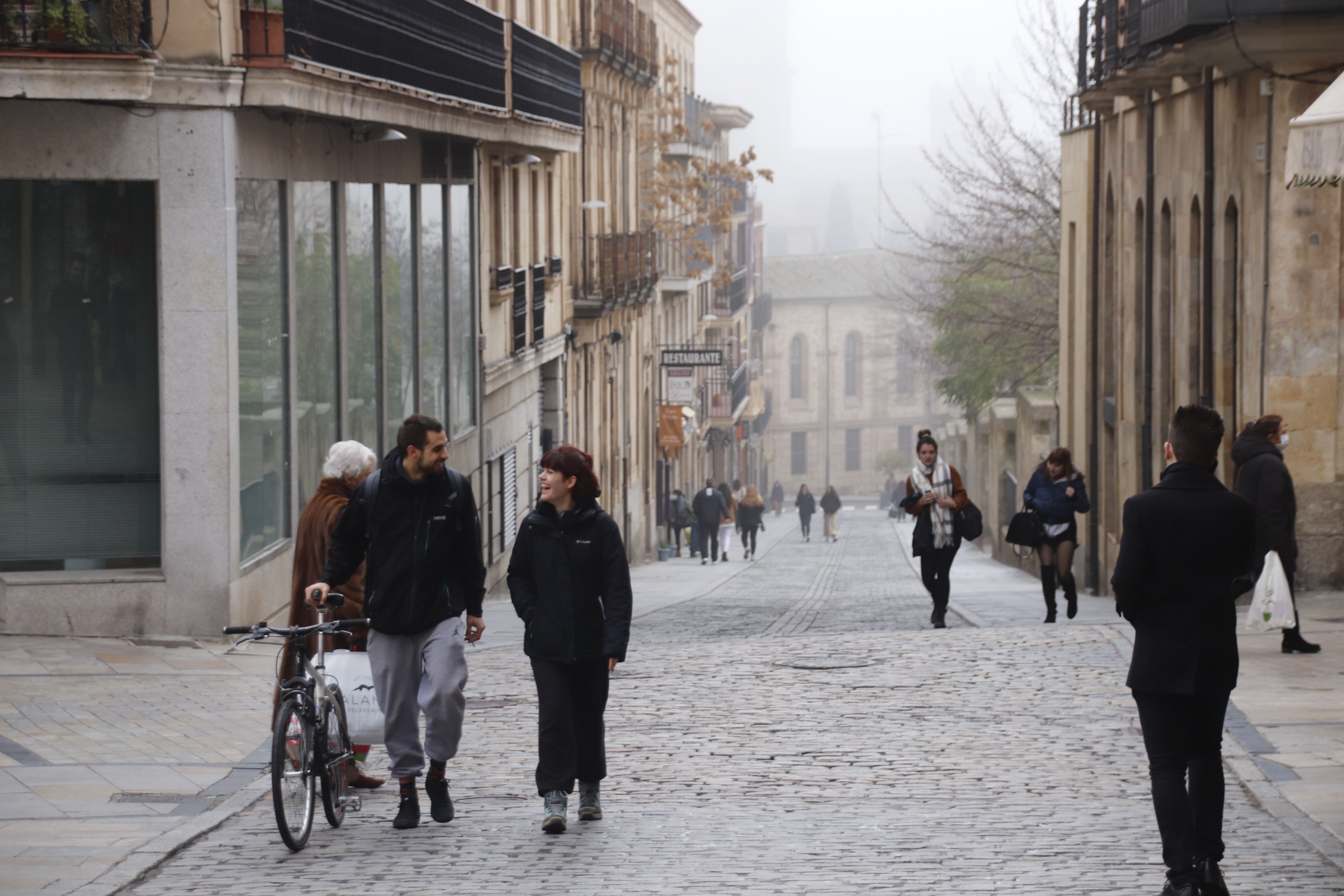 Gente paseando por la calle en invierno | Foto: Andrea M