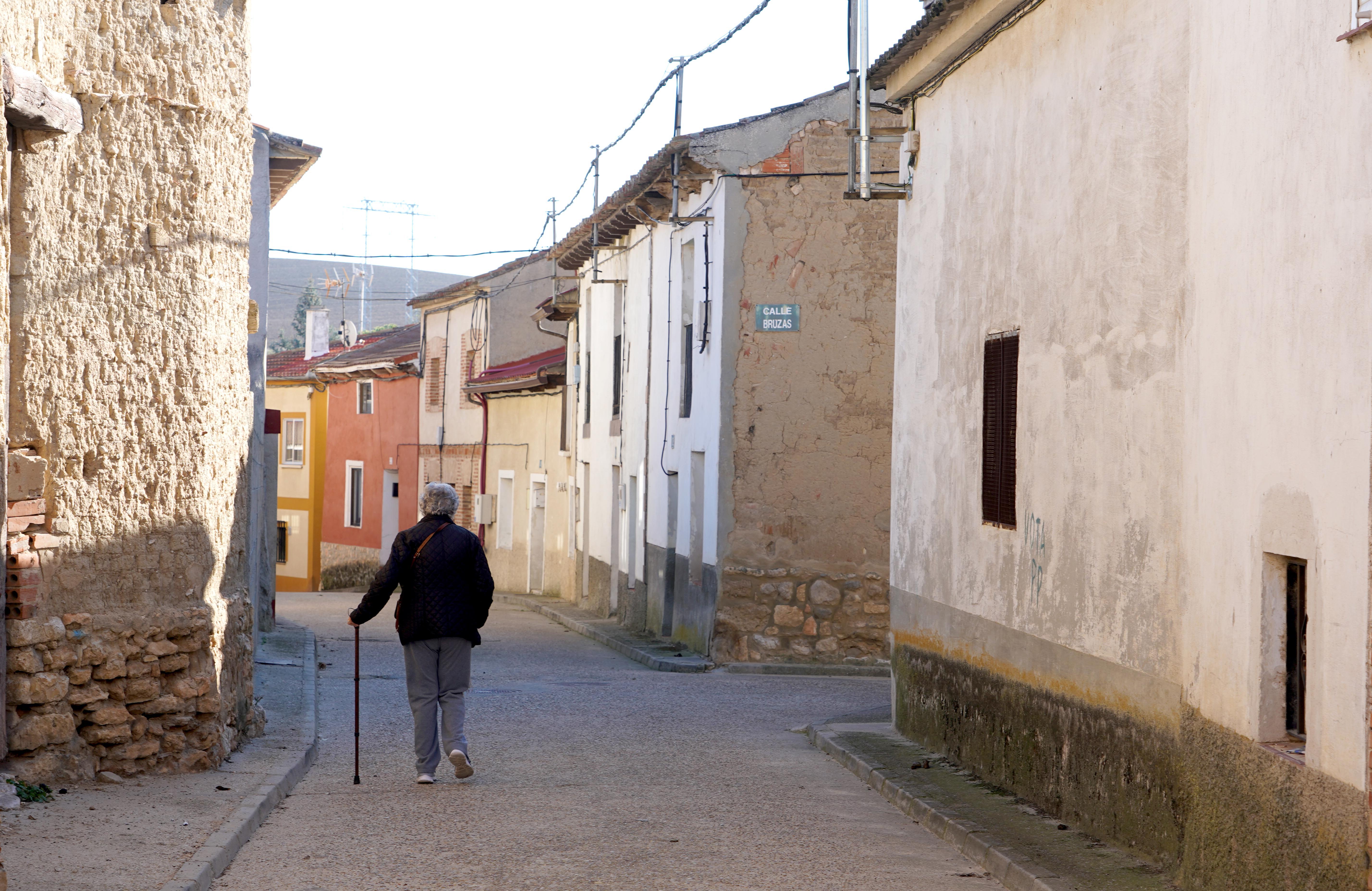 Una mujer camina por una calle de un pueblo de Valladolid. Foto de archivo ICAL.