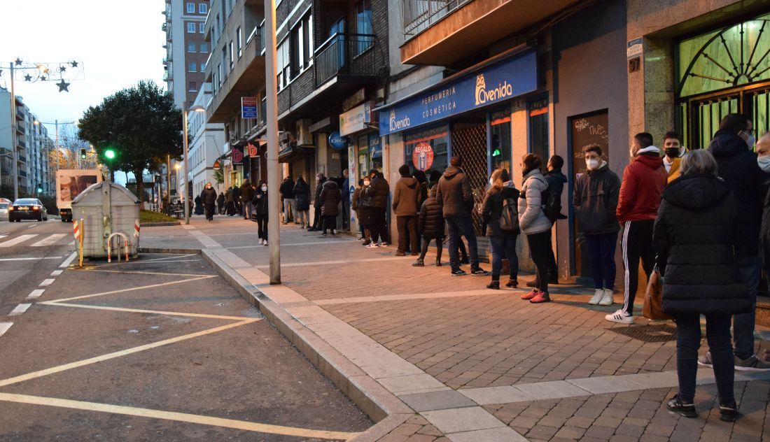 Cola de personas en la avenida de Portugal para acceder a los test de antígenos del centro de salud de San Juan