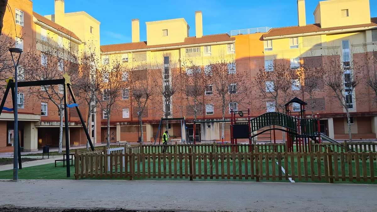 Concluyen las obras de cinco plazas interiores del barrio El Zurguén