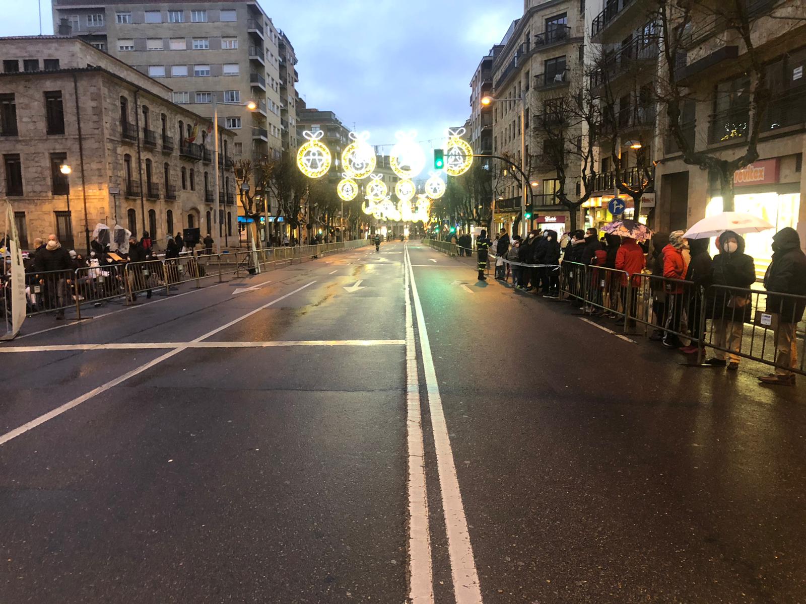 Los niños salmantinos retan a la lluvia y ya esperan a los Reyes Magos en  las calles de Salamanca