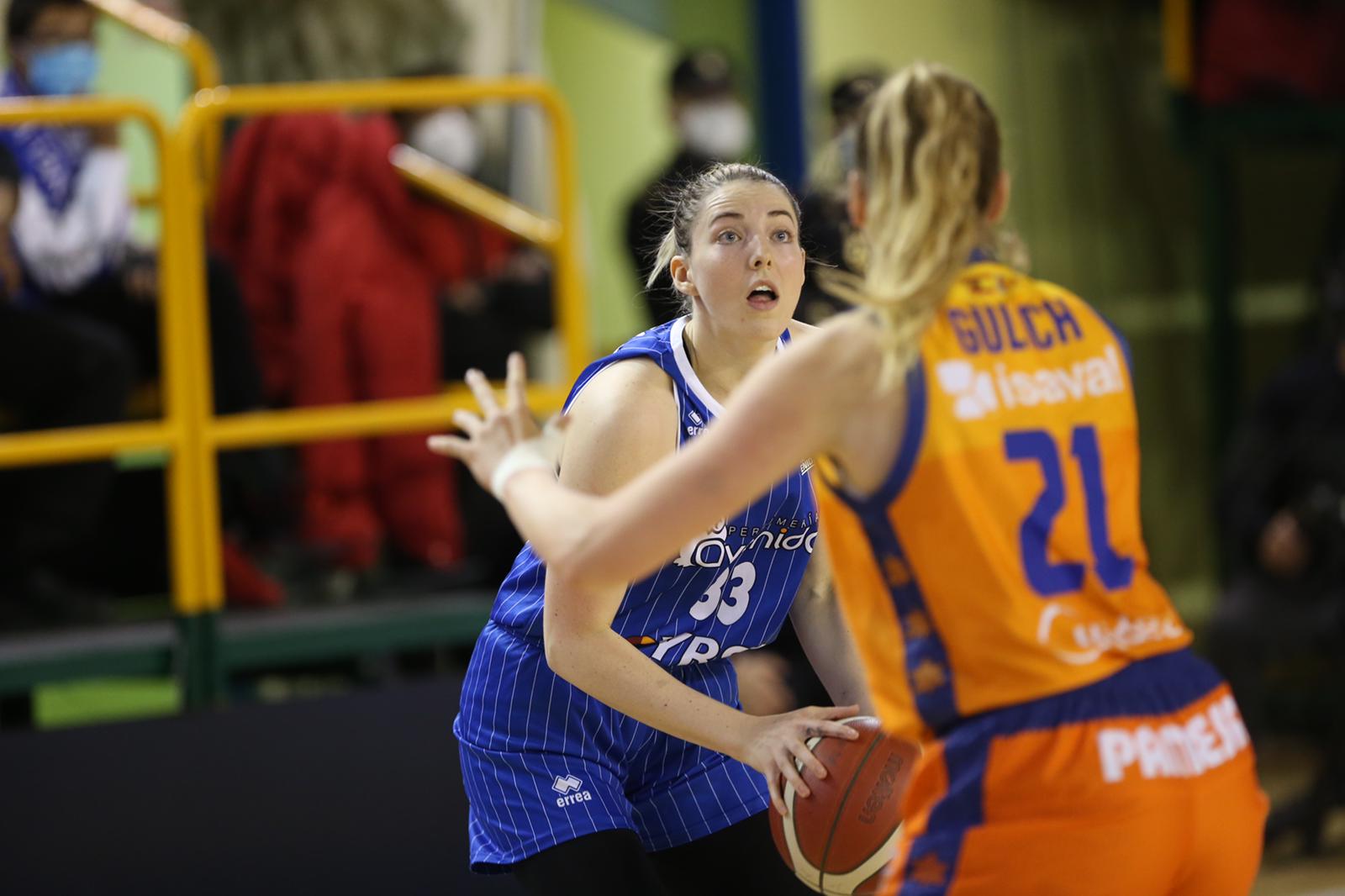 Katie Lou se dispone a lanzar ante Valencia Basket | FOTO SALAMANCA24HORAS.COM