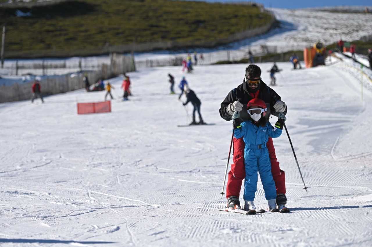 Niños en La Covatilla esquiando