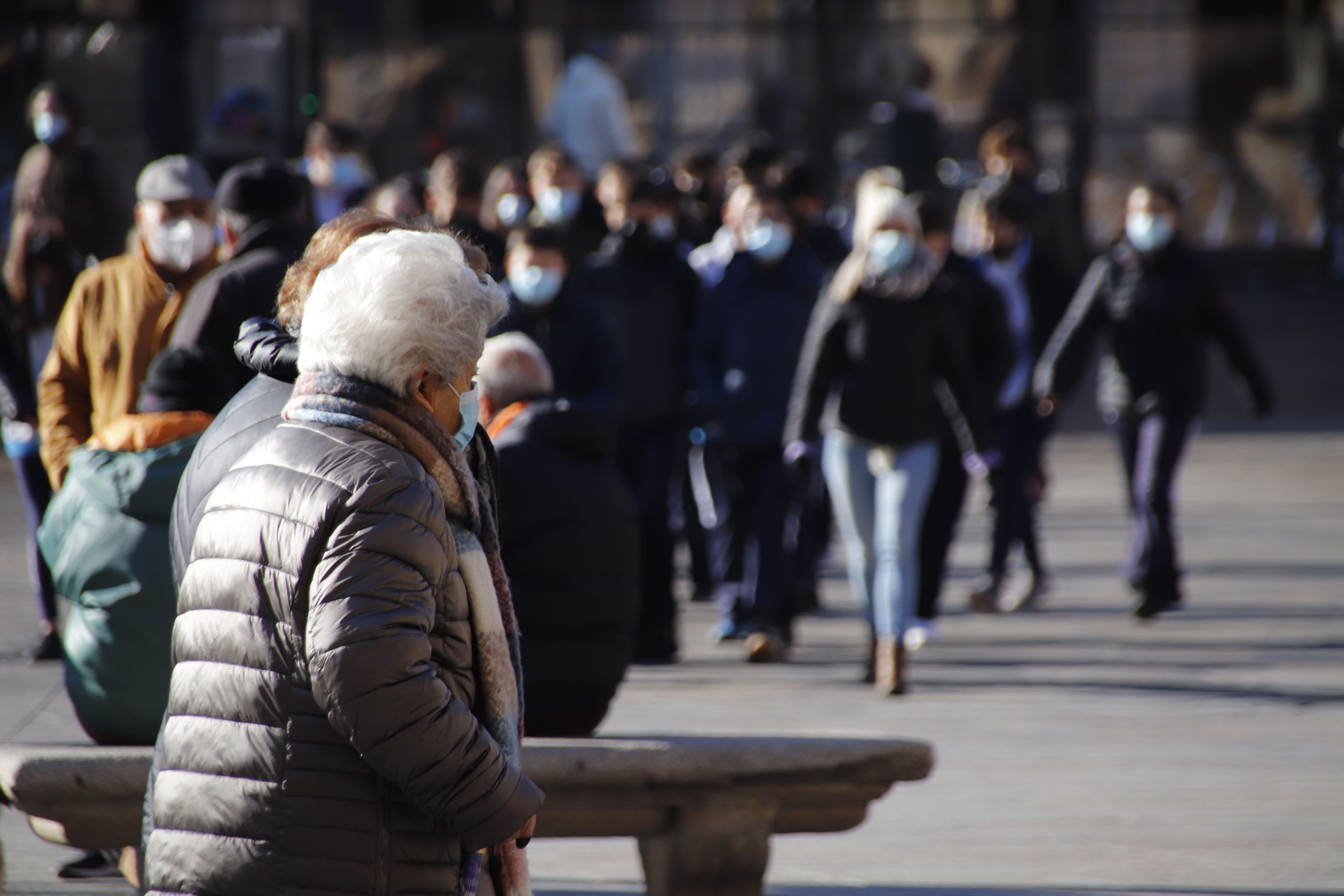 Gente paseando por la calle en invierno