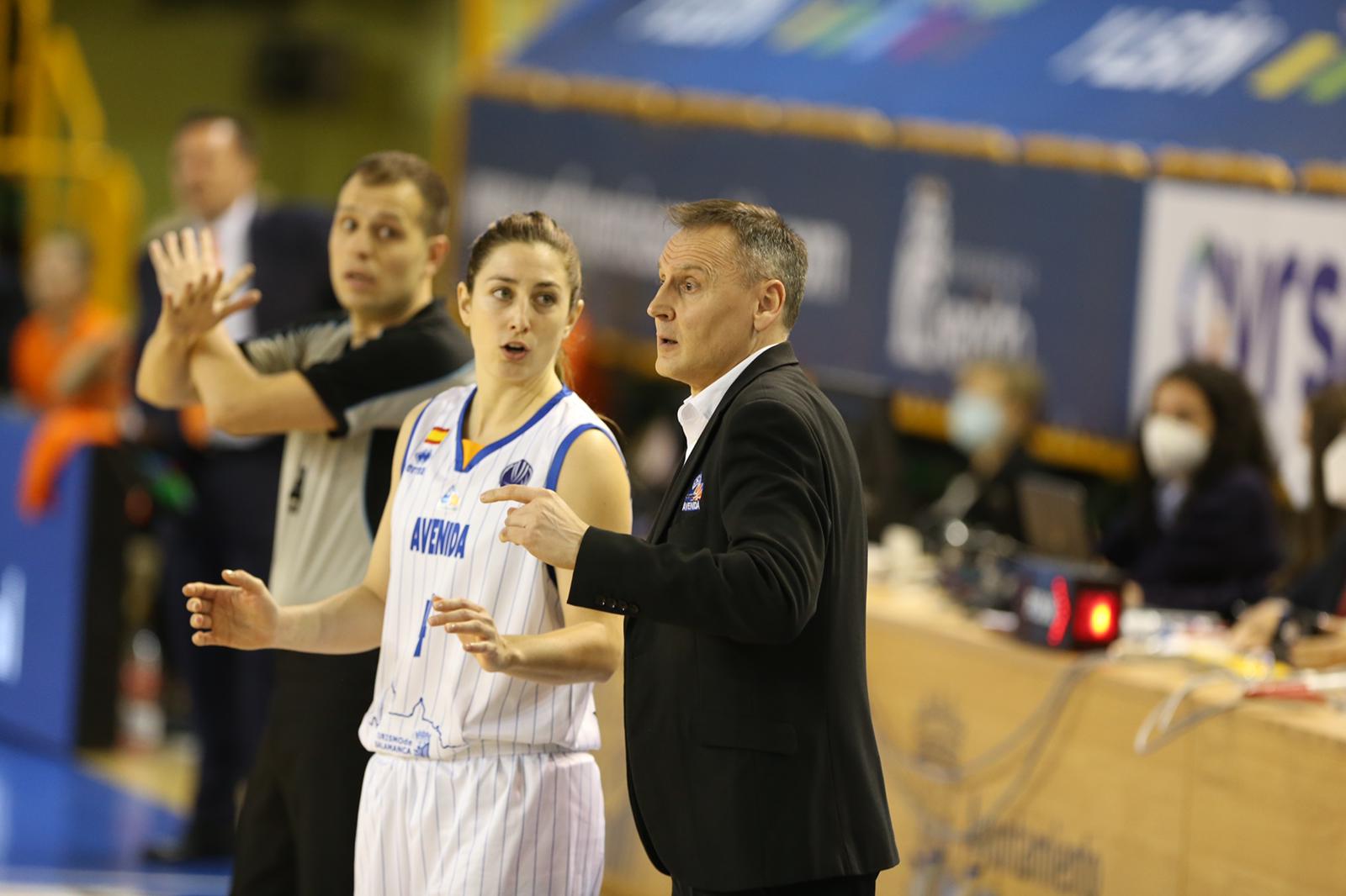 Íñiguez da instrucciones a Leo ante Ekaterimburgo / FOTO SALAMANCA24HORAS.COM