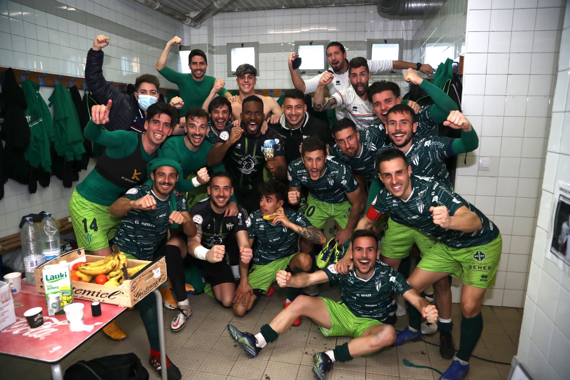 Los jugadores del Guijuelo celebran la victoria ante la Cultural B / FOTO SALAMANCA24HORAS.COM