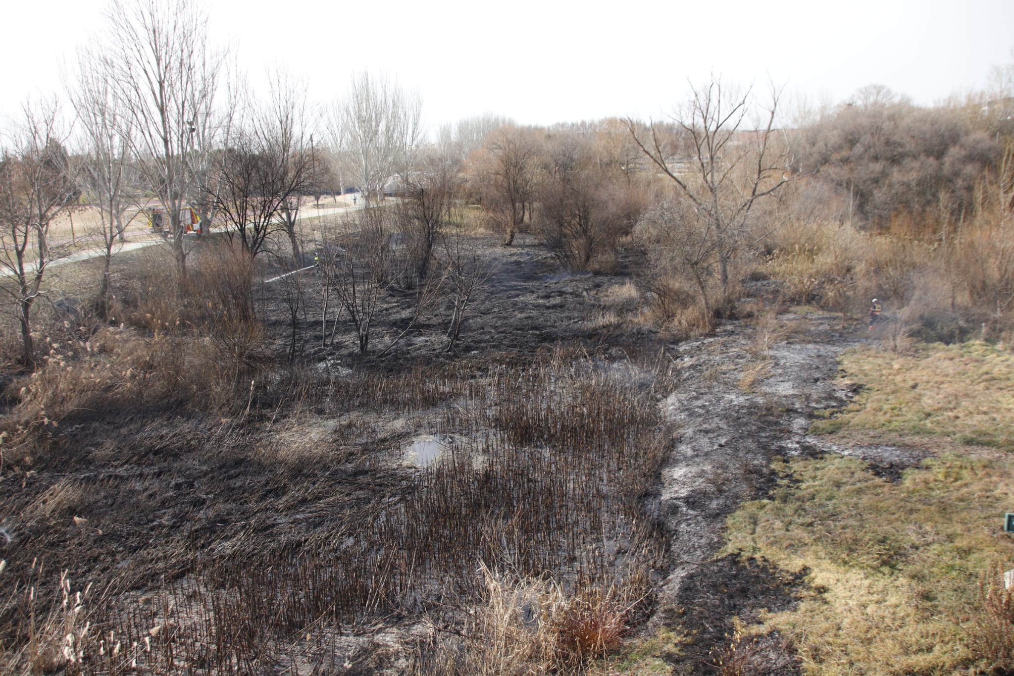 Incendio junto al Puente Romano. Foto de archivo