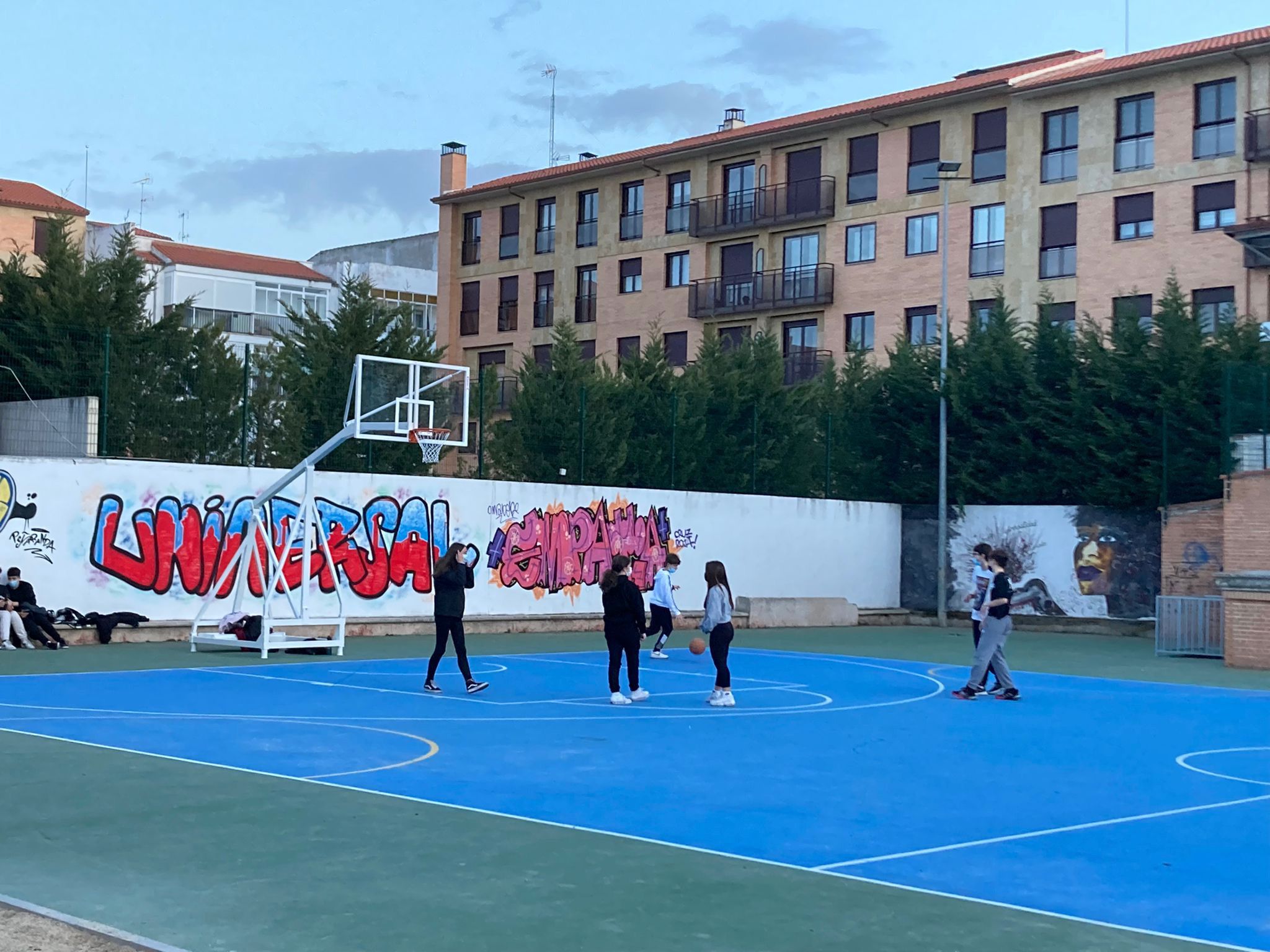 Un grupo de jóvenes jugando con las nuevas canastas instaladas en el parque de la Huerta