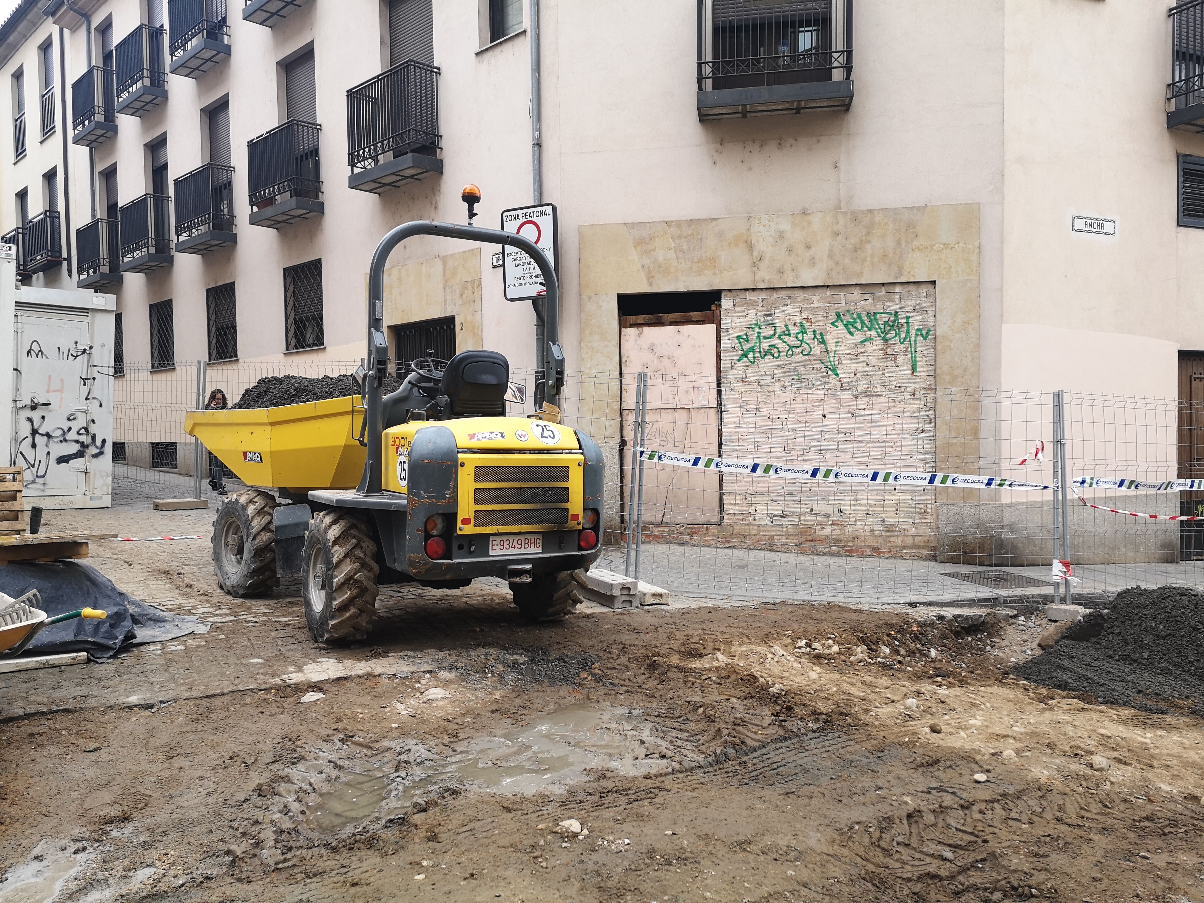 Obras, calles cortadas, estrechamiento. Foto de archivo