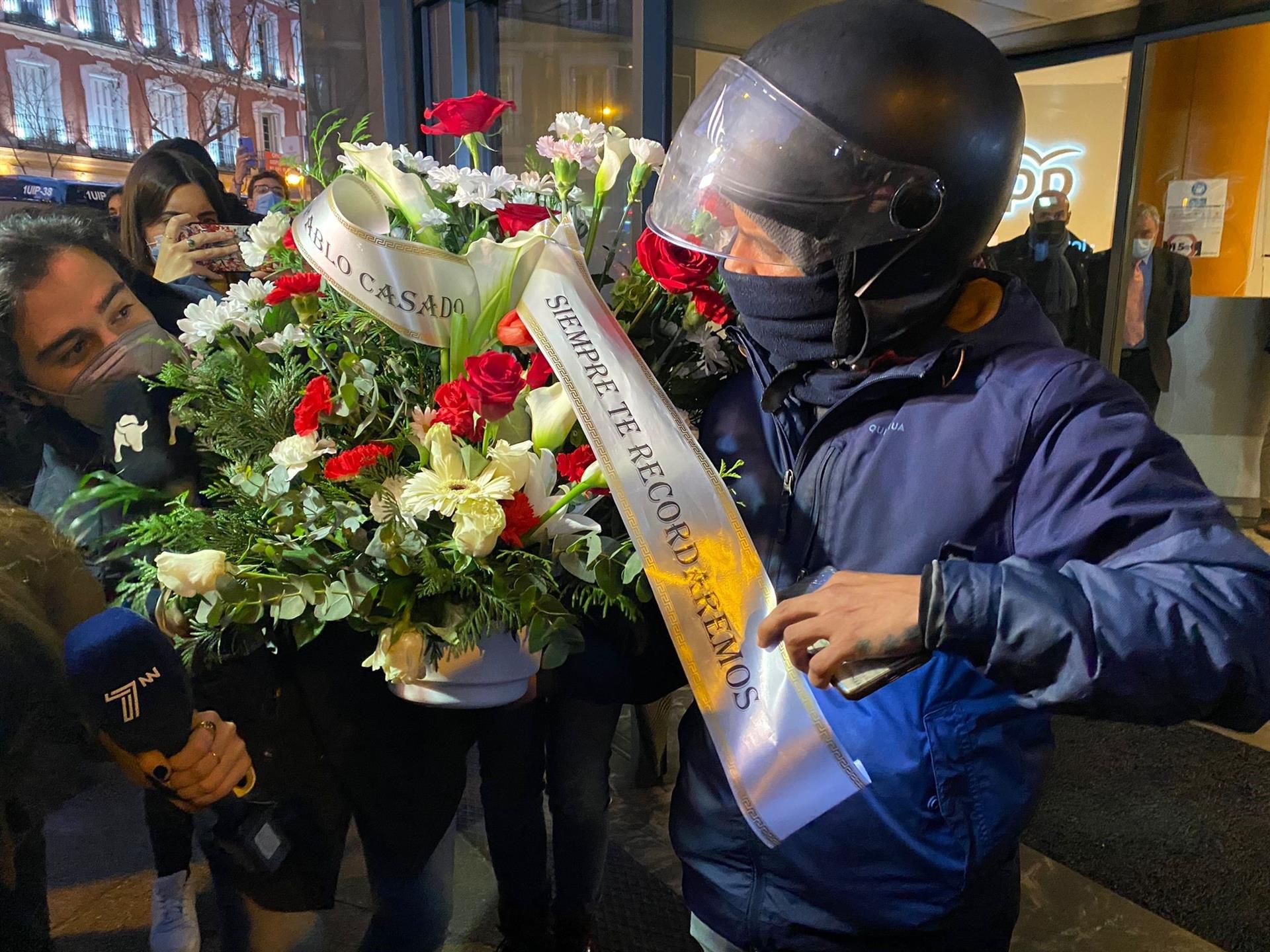 Concentración en 'Génova' para apoyar a la presidenta madrileña, Isabel Díaz Ayuso