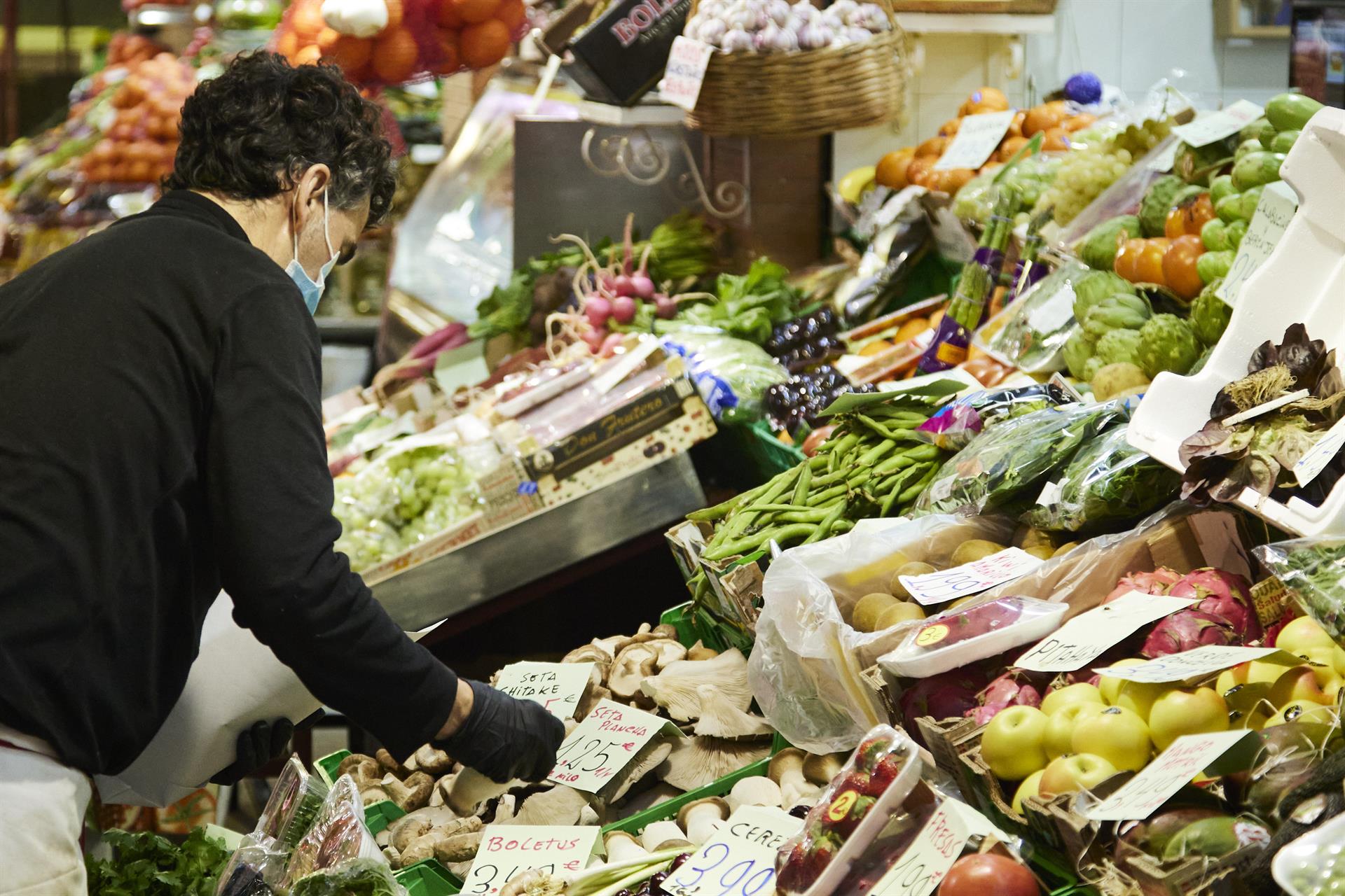 Puesto de frutas y verduras. EP