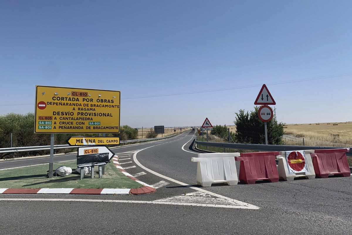 Carretera de Salamanca cortada al tráfico por obras. Foto de archivo 