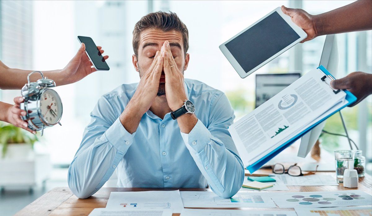 Hombre estresado en el trabajo. Foto Infosalus