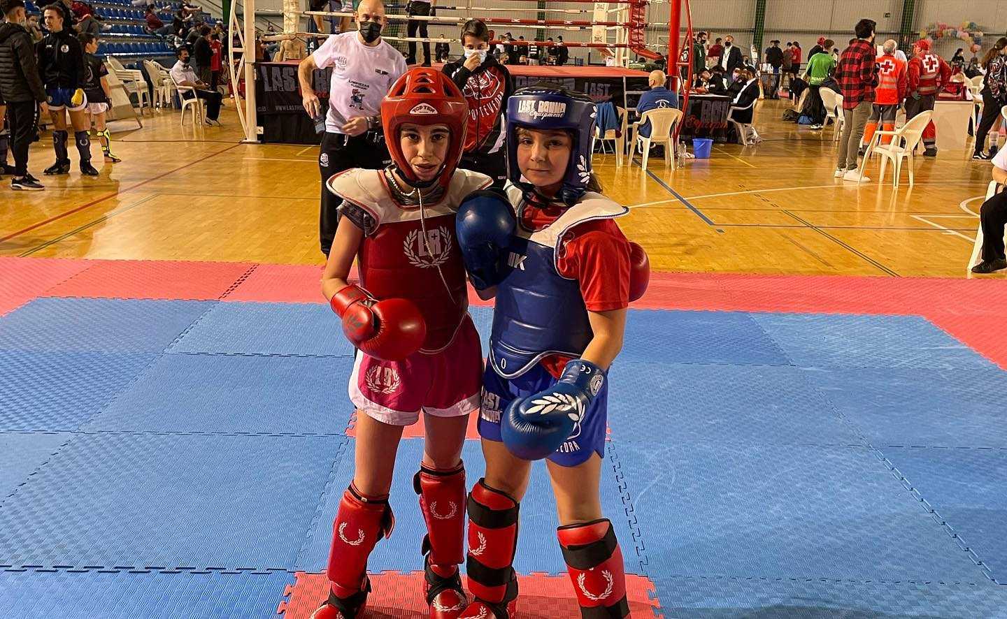 Dos jóvenes deportistas charras en el Polideportivo Emilio Amavisca.