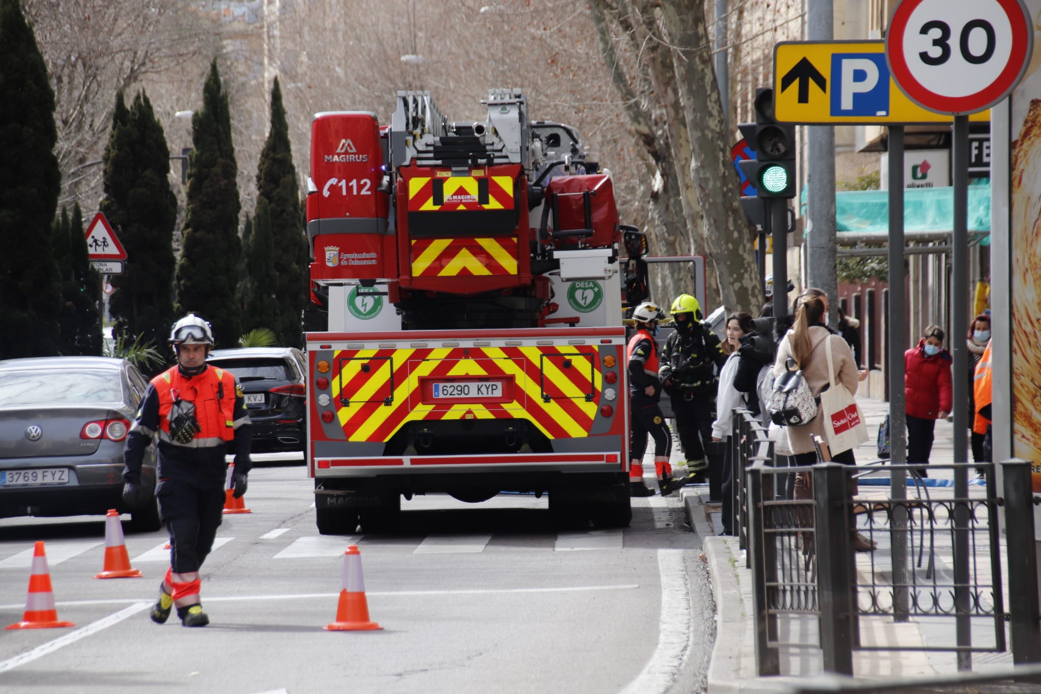 Un incendio en un patio de luces moviliza a los bomberos hasta el Paseo de Carmelitas.