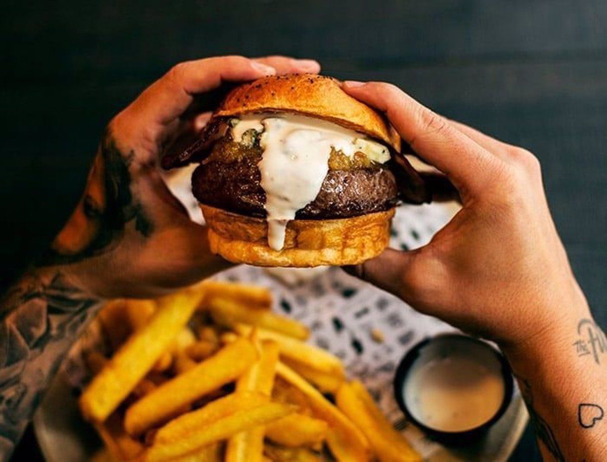 Comer una hamburguesa. Foto EP