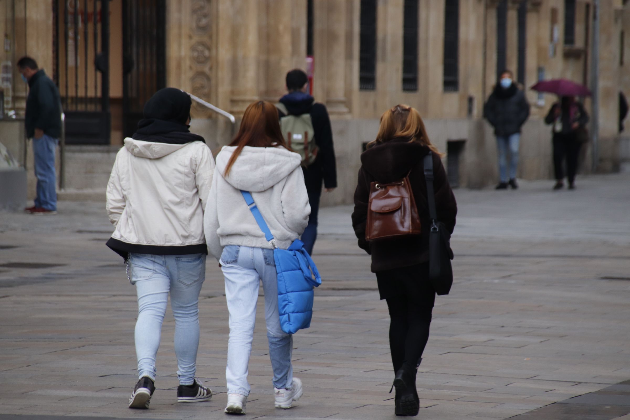 Gente paseando por las calles de Salamanca. Foto de archivo