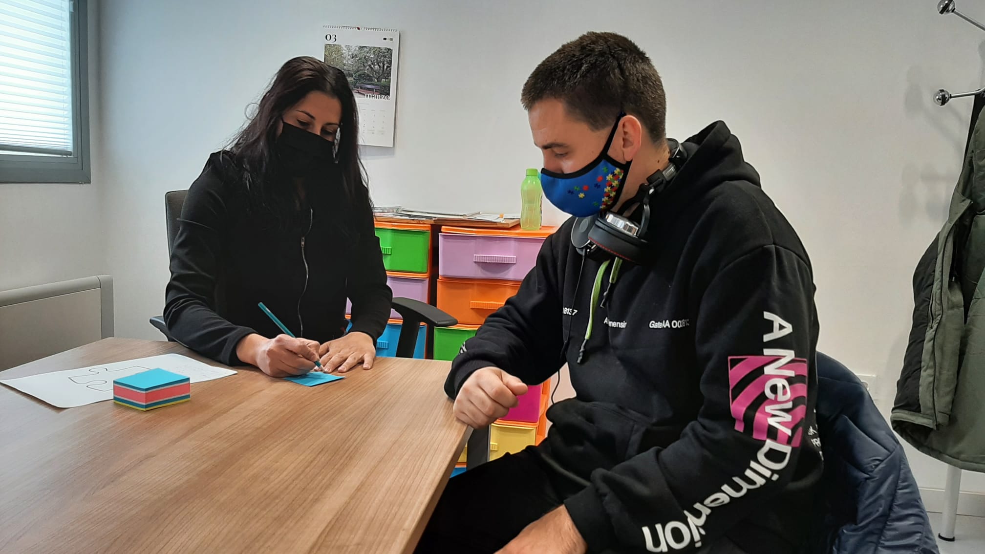 David, joven de 22 años usuario de la Asociación Síndrome de Asperger Salamanca y Lorena Alonso, psicóloga especializada en autismo