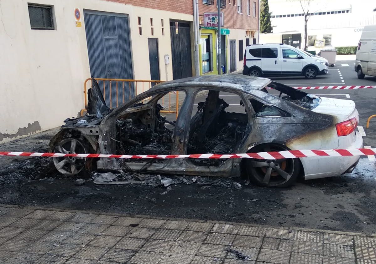 Coche incendiado en El Encinar