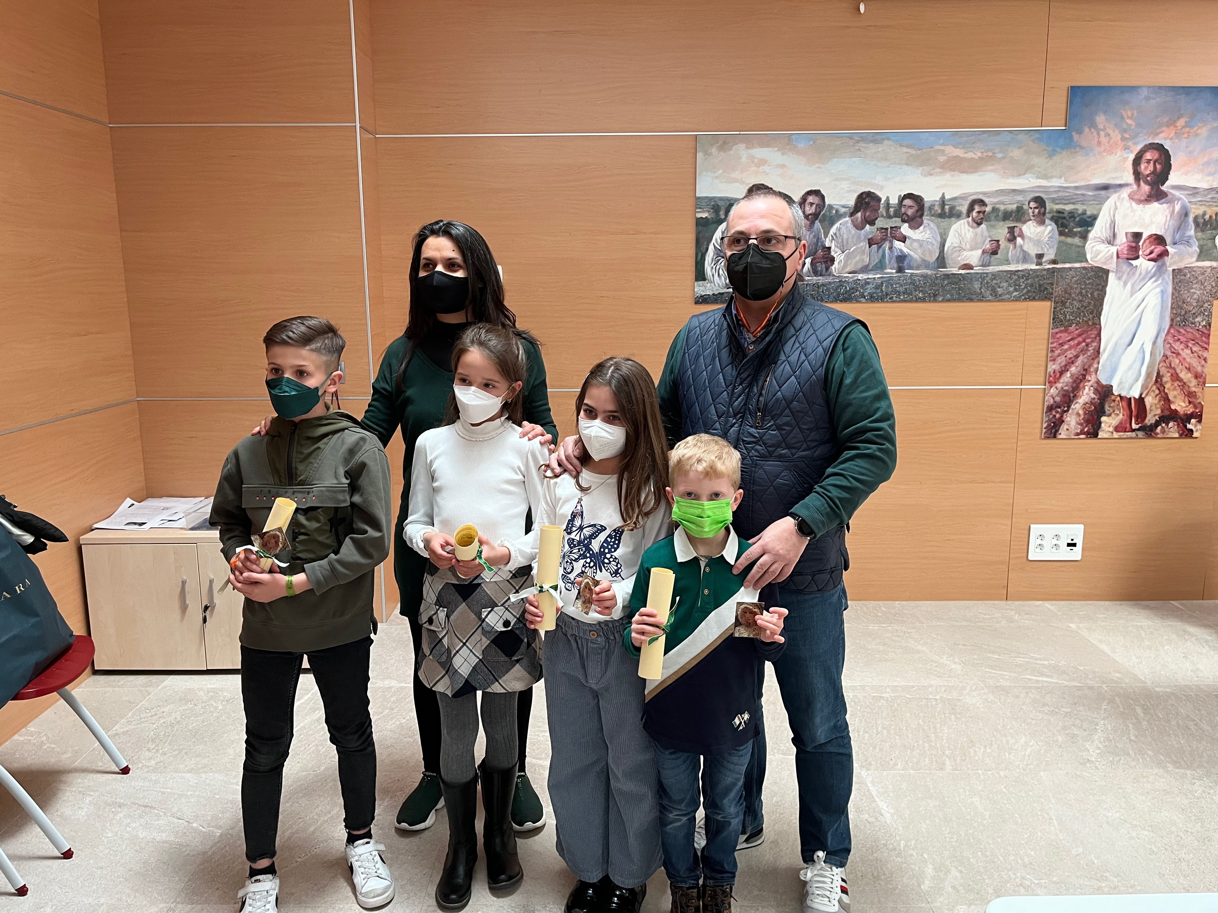 Los cuatro niños ganadores del I Concurso de dibujos Agustín Martínez Soler junto a los responsables de la Cofradía  Nuestra Señora de la Esperanza